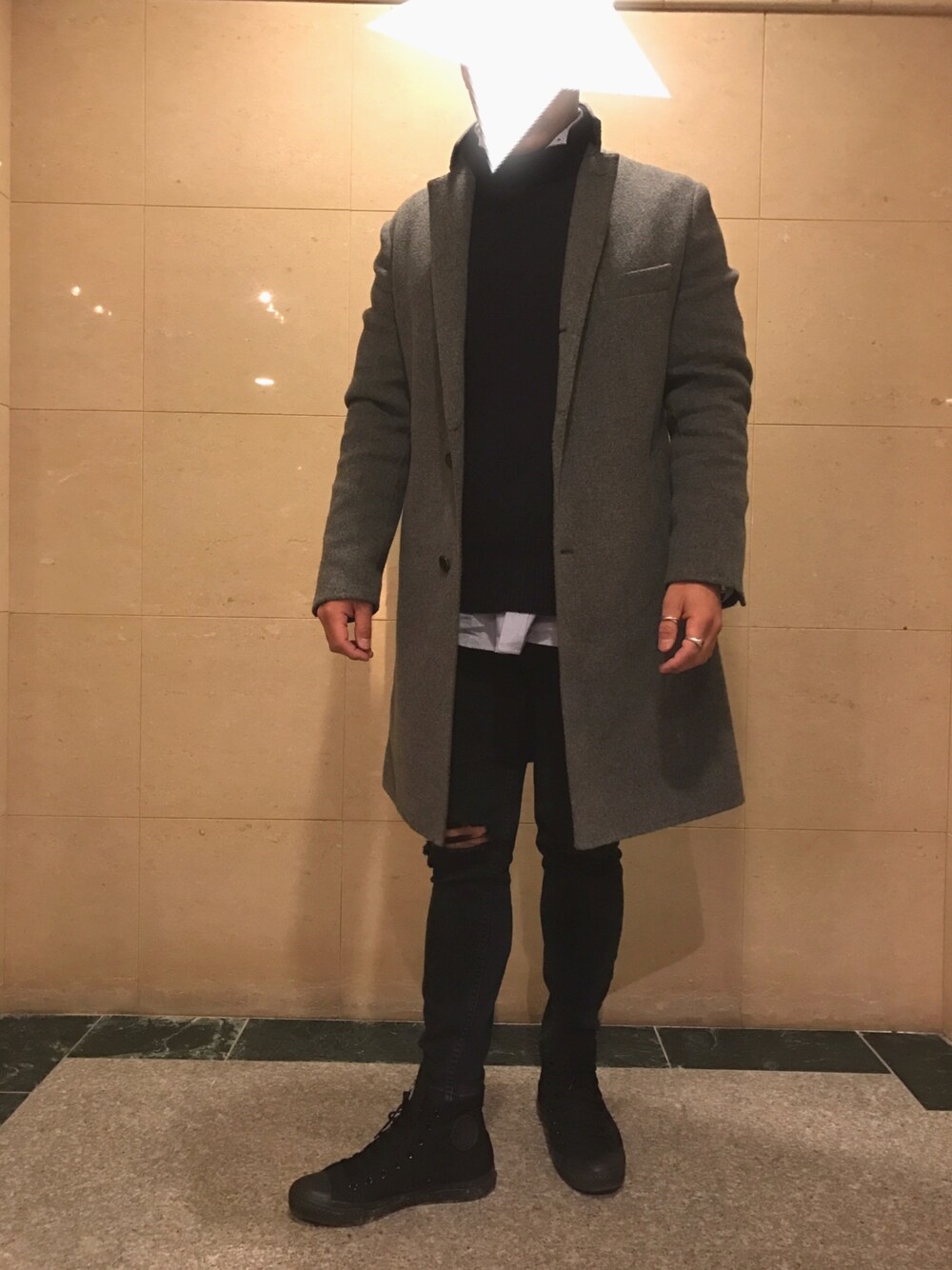 「ダメージデニムパンツ、チェスターコート、カジュアル、ブラックデニム、グレー、休日スタイル、プチプラ、GU、ZARA MAN、ザラ デニム」｜「BARNEYS NEWYORKのアイテム（チェスターコート、グレー系）」を使った、kuekueさん（メンズ・172cm）の冬コーディネートの1枚目の写真
