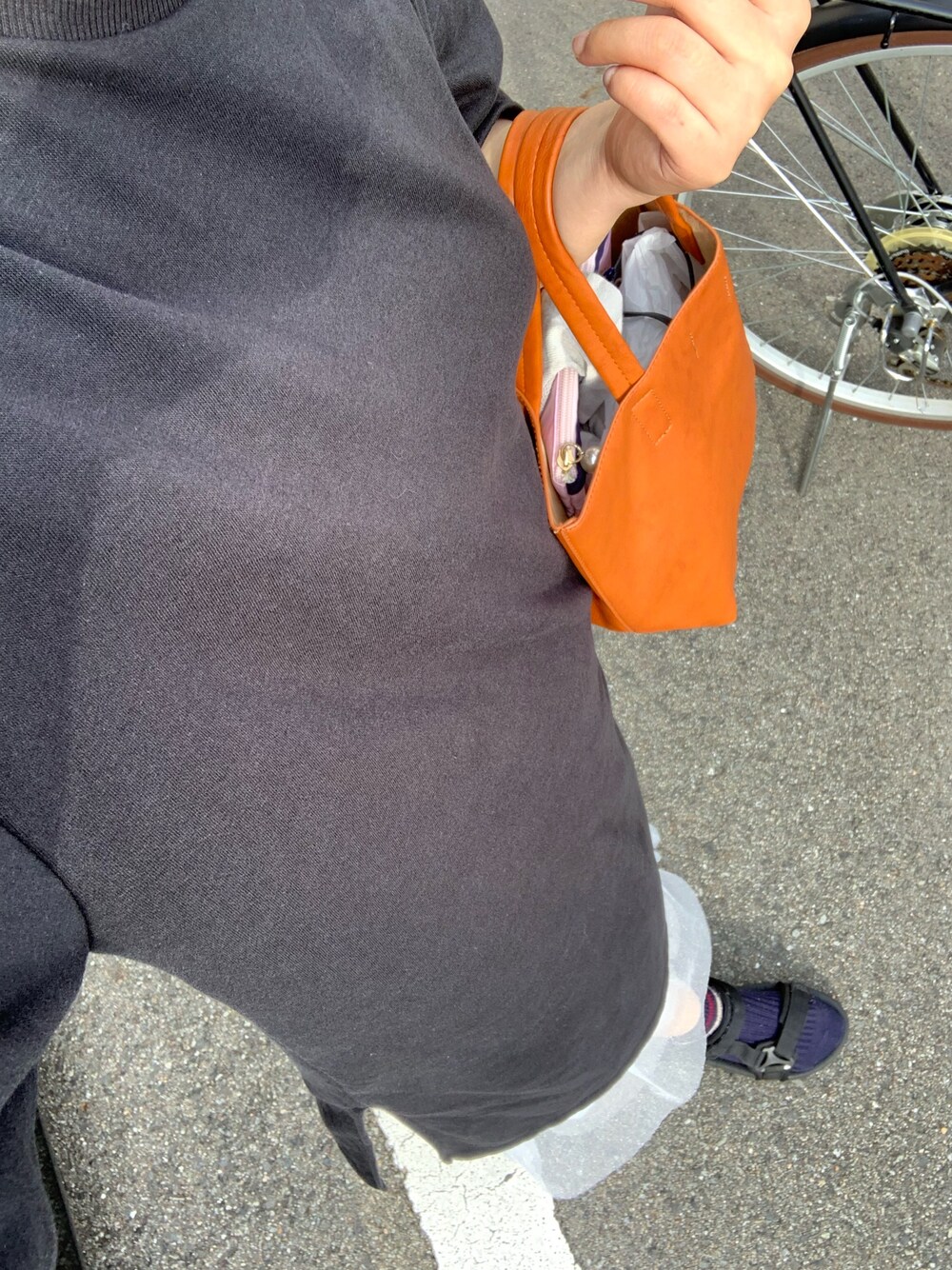 「今日のコーデ、サンダルに靴下、ラクチンコーデ、ぽっちゃりコーデ、着たいものを着る、好きなものを着る、おしゃれになりたい、スリットtワンピース、おしゃれさんと繋がりたい、ぽっちゃりでもおしゃれしたい！」｜「GUのアイテム（ワンピース、ブラック系）」を使った、erer6さん（レディース・159cm）の夏コーディネートの1枚目の写真