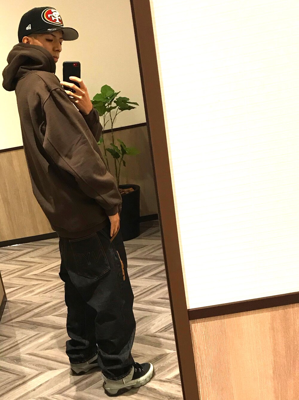 「ストリート、オーバーサイズ、古着、キャップ」｜「AIR JORDANのアイテム（スニーカー、ブラック系）」を使った、KEY-Bさん（メンズ・172cm）の冬コーディネートの1枚目の写真