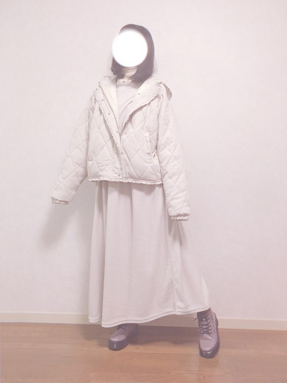 「merry jenny、メリージェニー」｜「merry jennyのフリルリブタートルニット（ニット/セーター、ホワイト系）」を使った、shiyuriさん（レディース・160cm）の春コーディネートの1枚目の写真