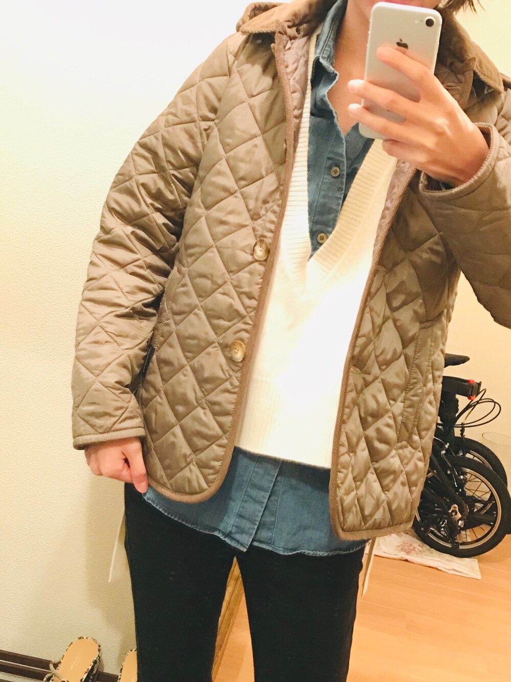 「ラベンハム、キルトジャケット、ブラウン、ベスト、ニット、秋のコーデ、大人カジュアル、シンプル、秋服準備はじめました、秋」｜「PROTAGONISTAのPROTAGONISTA / Vネックプルオーバー（ニット/セーター、ベージュ系）」を使った、maria170さん（レディース・170cm）の秋コーディネートの1枚目の写真