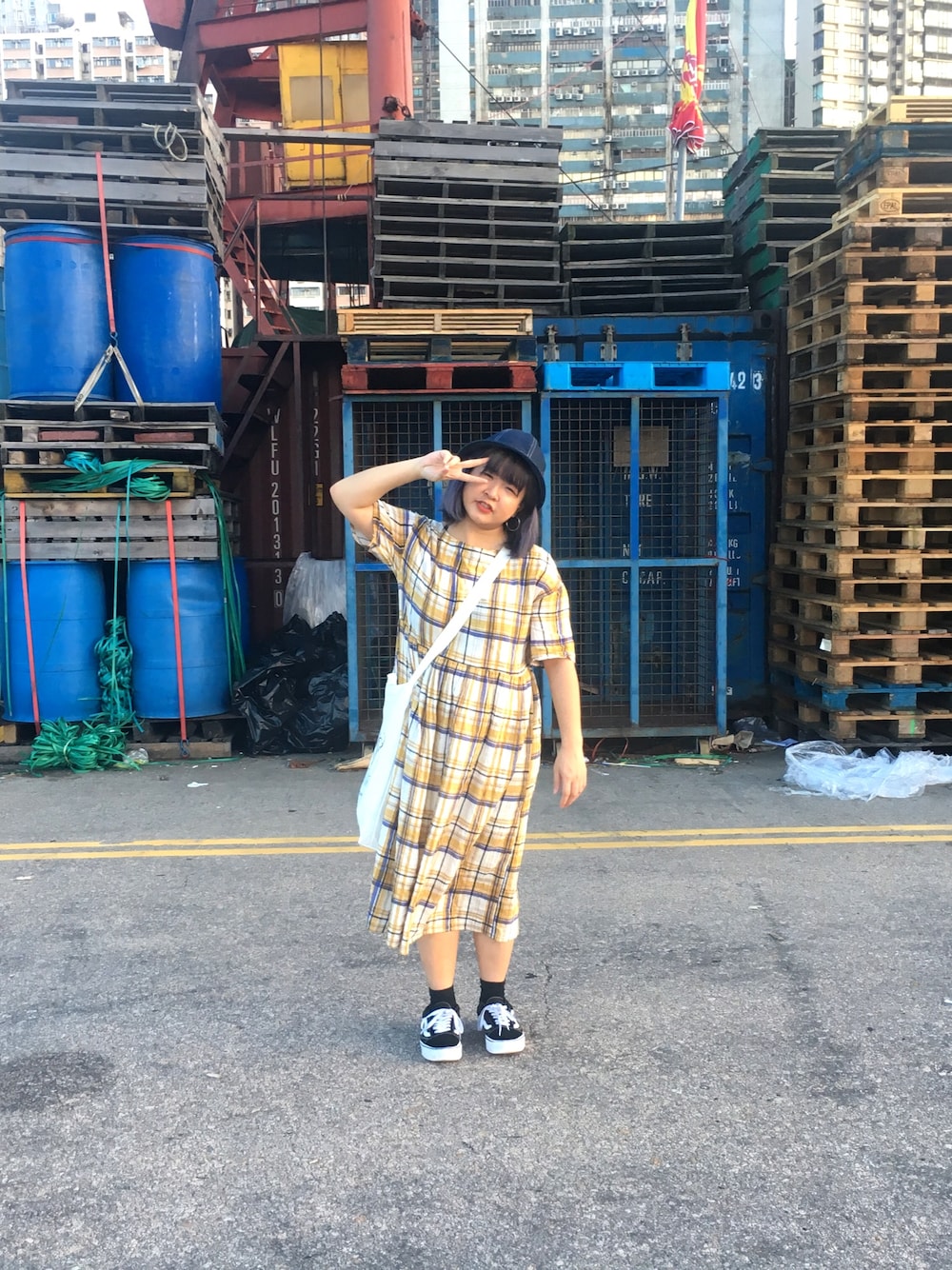 「VANSのアイテム（スニーカー、ブラック系）」を使った、szemuiさん（レディース・156cm）の夏コーディネートの1枚目の写真