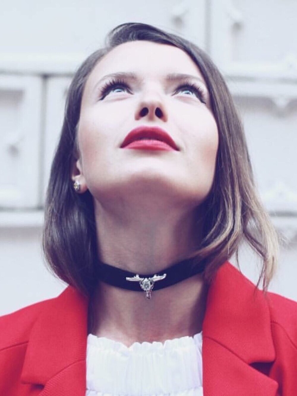 「choker、fashion blogger、beauty、fashionista、CLOSE-UP、red、red coat、blogger」｜「M・A・CのMAC Red Lipstick - Barbeque (M)（ファンデーション、レッド系）」を使った、tanyachroniclesさん（レディース・168cm）の春コーディネートの1枚目の写真