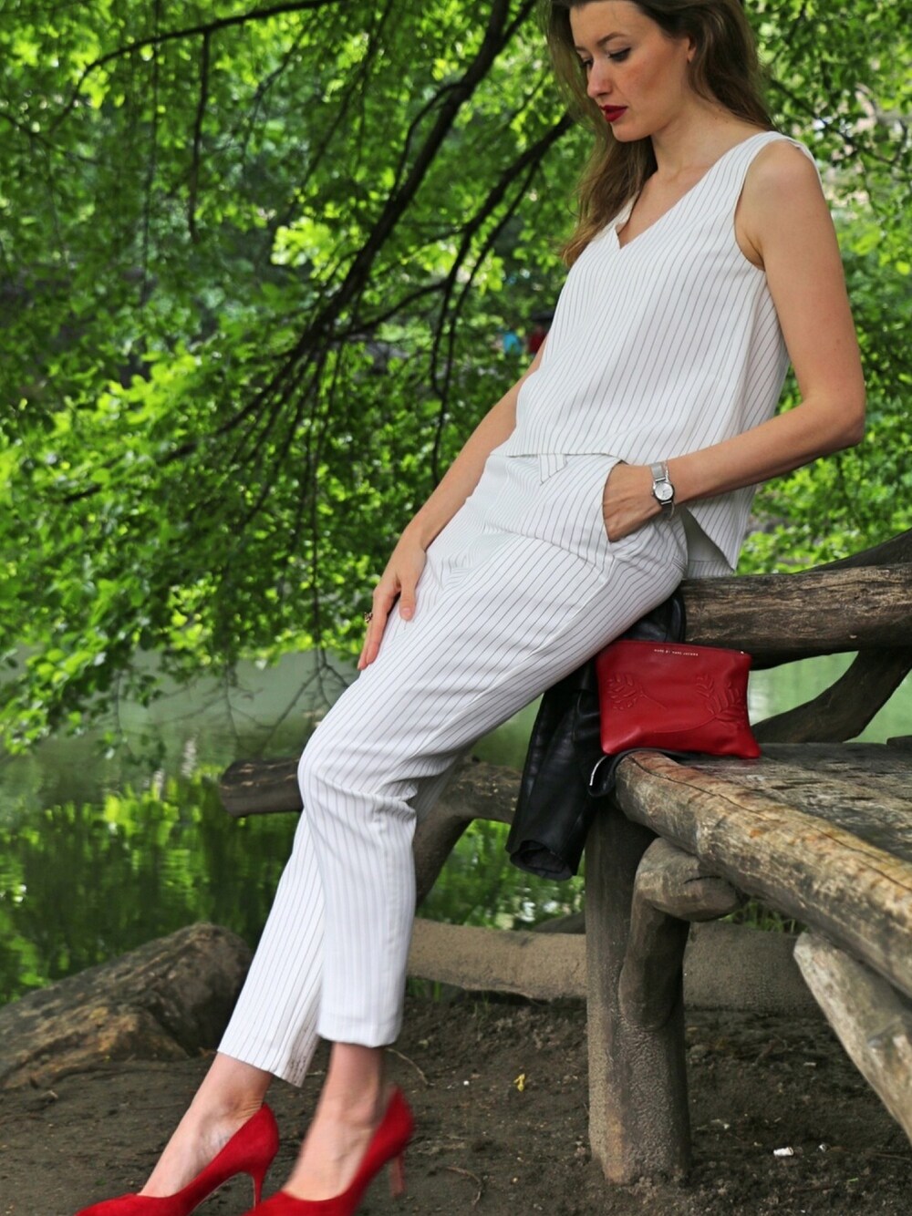 「stripes、power suit、working style、office style、white pants、outfit、classy、summer style、feminine、fashion blogger」｜「Lucy Parisのアイテム（スラックス、ホワイト系）」を使った、tanyachroniclesさん（レディース・170cm）の夏コーディネートの1枚目の写真
