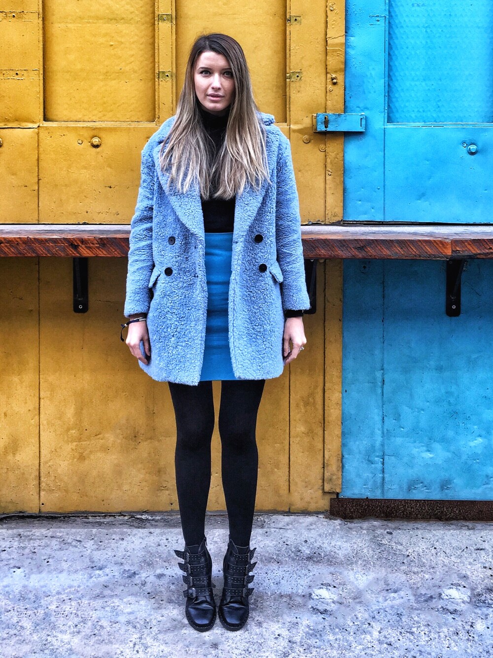 「winterchic、fur、streetstyle、fashion blogger、colorful、blue、color、chic、feminine」｜「ZARAのアイテム（チェスターコート、ブルー系）」を使った、tanyachroniclesさん（レディース・170cm）の冬コーディネートの1枚目の写真