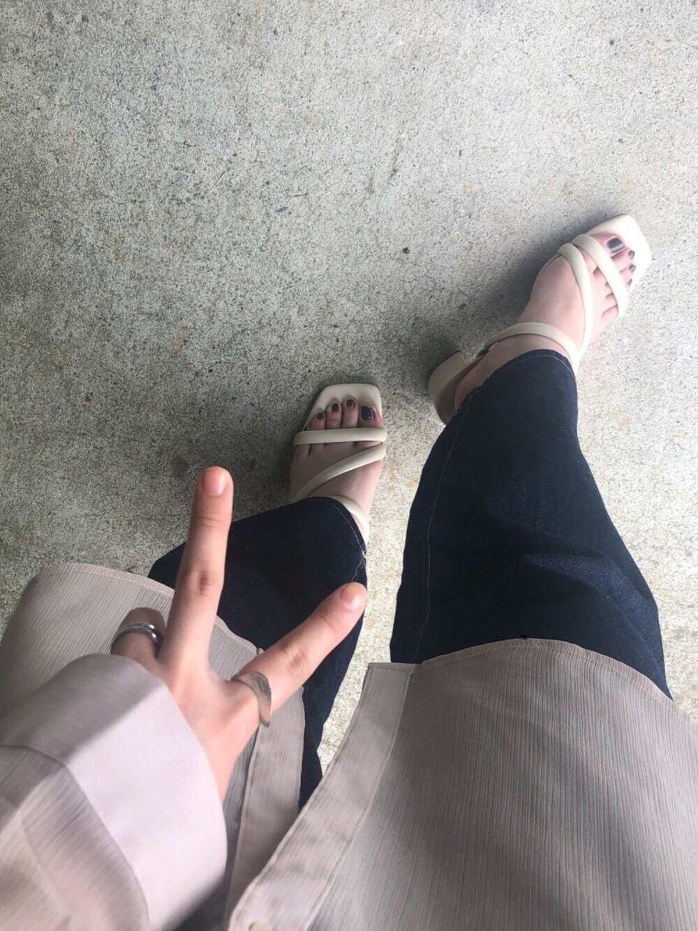 ベージュ系のシャツ/ブラウス、シルバー系のリングを着用したレディースの夏コーディネートの1枚目の写真