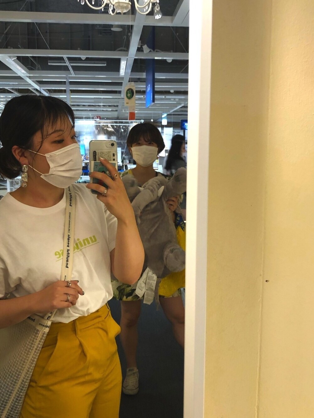 イエロー系のその他パンツ、ホワイト系のショルダーバッグを着用したレディースの夏コーディネートの1枚目の写真