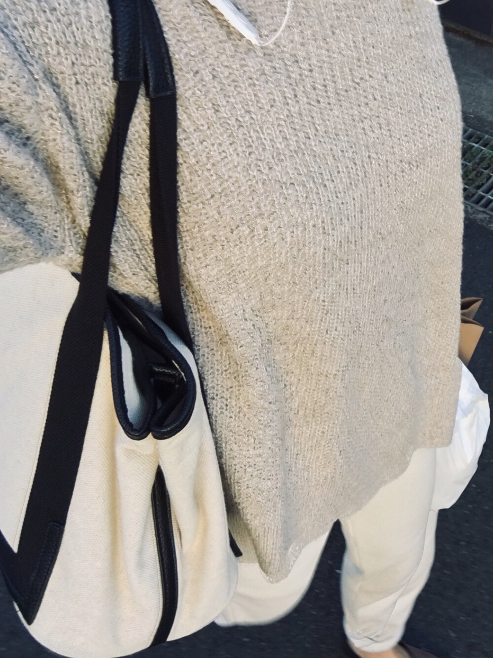 「ニット、スウェットパンツ、バブーシュ、トートバッグ、UNIQLO、chocol raffine robe、ZARA、RODE SKO、ゆるコーデ、休日スタイル」｜「chocol raffine robeのアイテム（ニット/セーター、ベージュ系）」を使った、凛さん（レディース・156cm）の秋コーディネートの1枚目の写真
