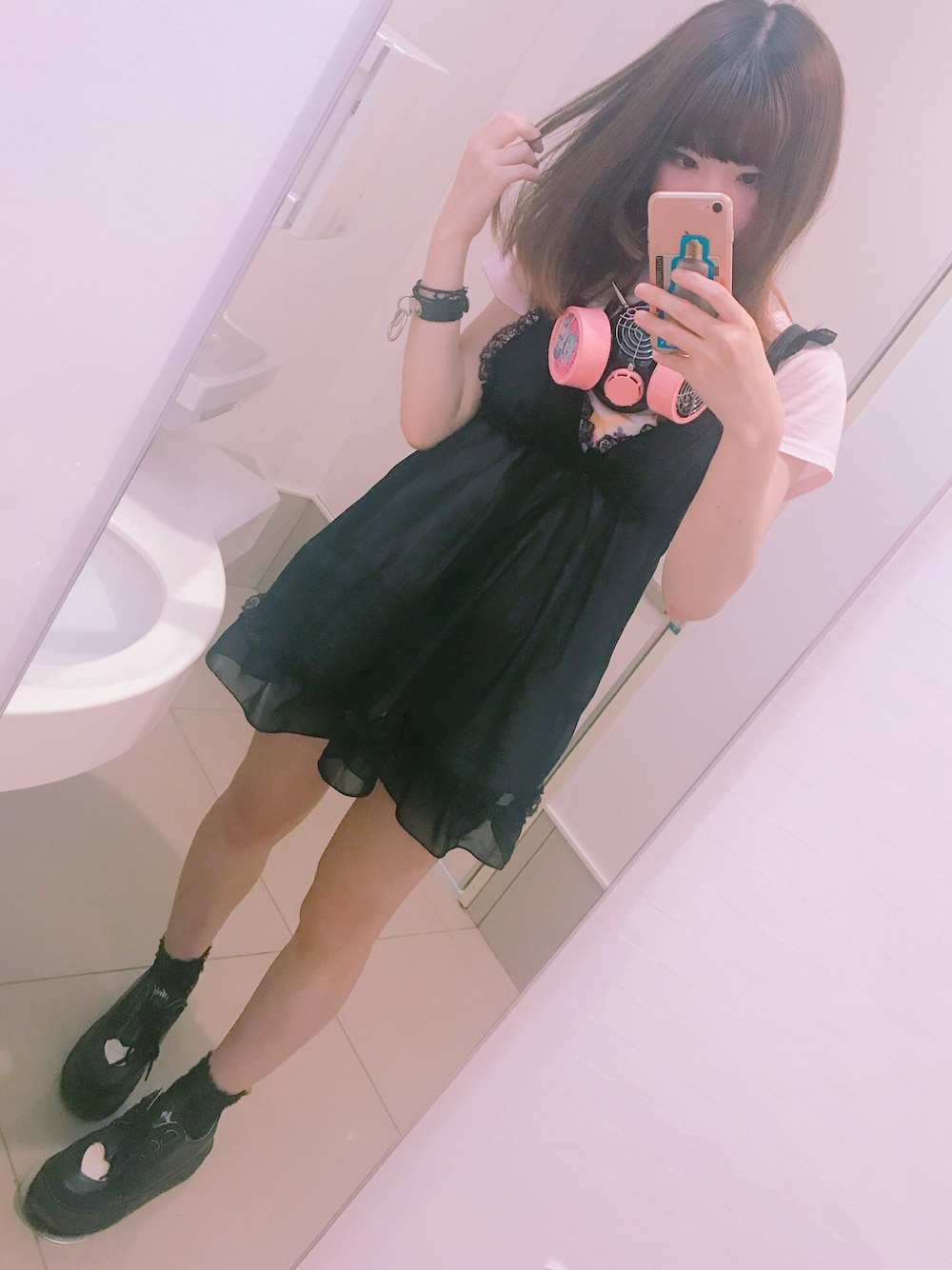 ブラック系のスニーカー、ピンク系のTシャツ/カットソー、ブラック系のルームウェア/パジャマを着用したレディースの夏コーディネートの1枚目の写真