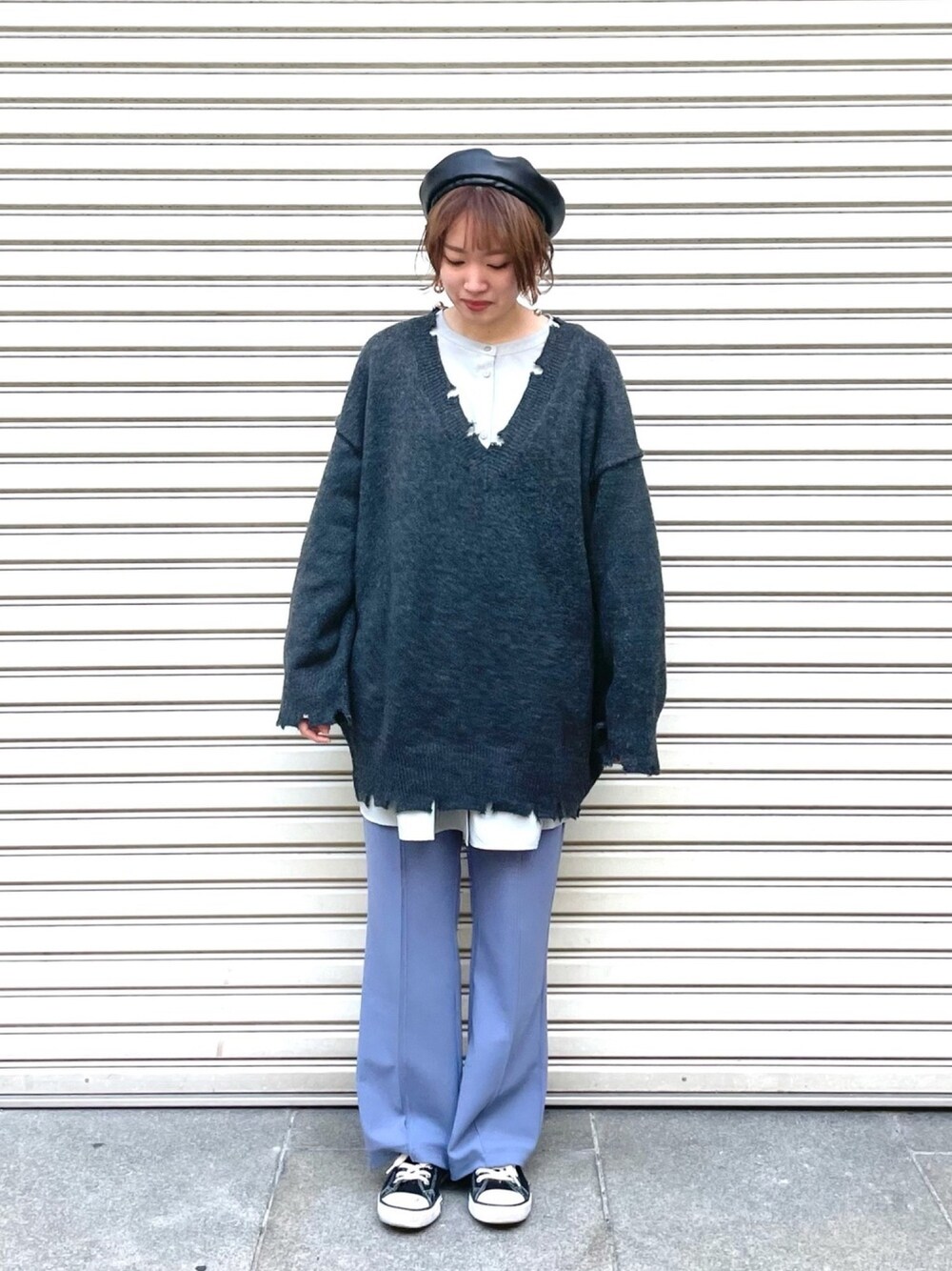 「ニット、チャコールグレー、レザーベレー帽、フレアパンツ、センタープレス、ティアードブラウス、レイヤードスタイル、wcloset、AS KNOW AS PINKY、あったかコーデ」｜「w closetの5G破れ加工　Vネックプルオーバー（ニット/セーター、グレー系）」を使った、おざわさん（レディース・157cm）の冬コーディネートの1枚目の写真