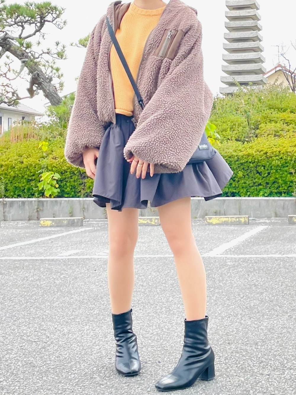 「オレンジ、ミニワンピ、wcloset、apresjour、ボアブルゾン、ティアードワンピース、ショートブーツ、外撮り」｜「w closetのスクエアトゥブーツ（ブーツ、ブラック系）」を使った、おざわさん（レディース・157cm）の冬コーディネートの1枚目の写真