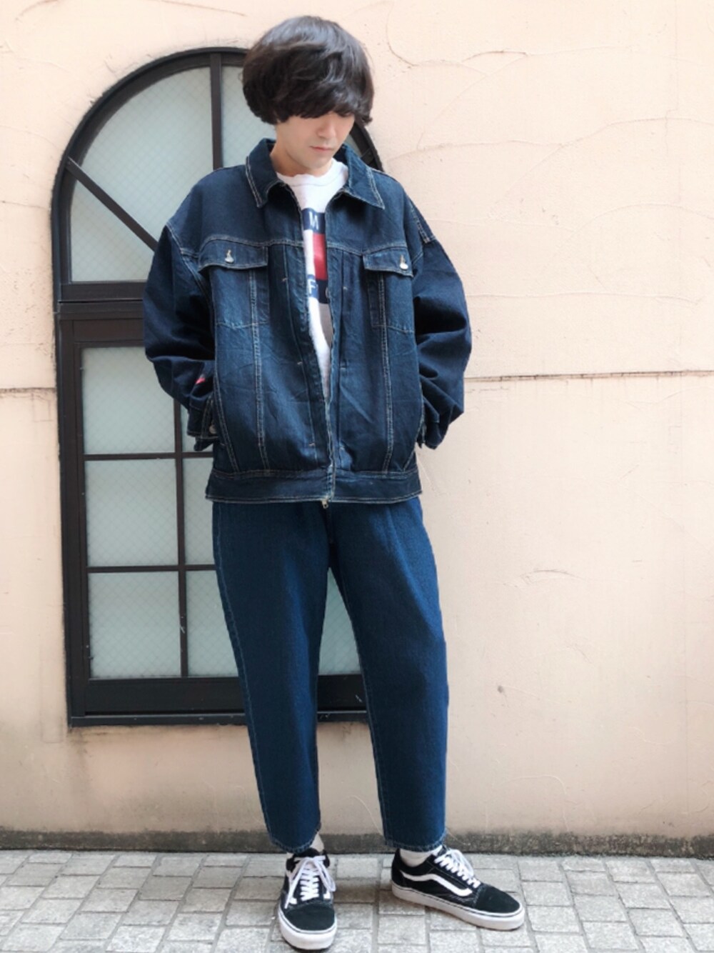 「カジュアルコーデ、デニム、デニムパンツ、デニムジャケット、デニムコーデ、TOMMY HILFIGER、オールドスクール、VANS、古着、おしゃれさんと繋がりたい」｜「VANSのVANS ヴァンズ OLD SKOOL オールドスクール VN-0D3HY28 BLACK（スニーカー、ブラック系）」を使った、Toppoさん（メンズ・180cm）の夏コーディネートの1枚目の写真