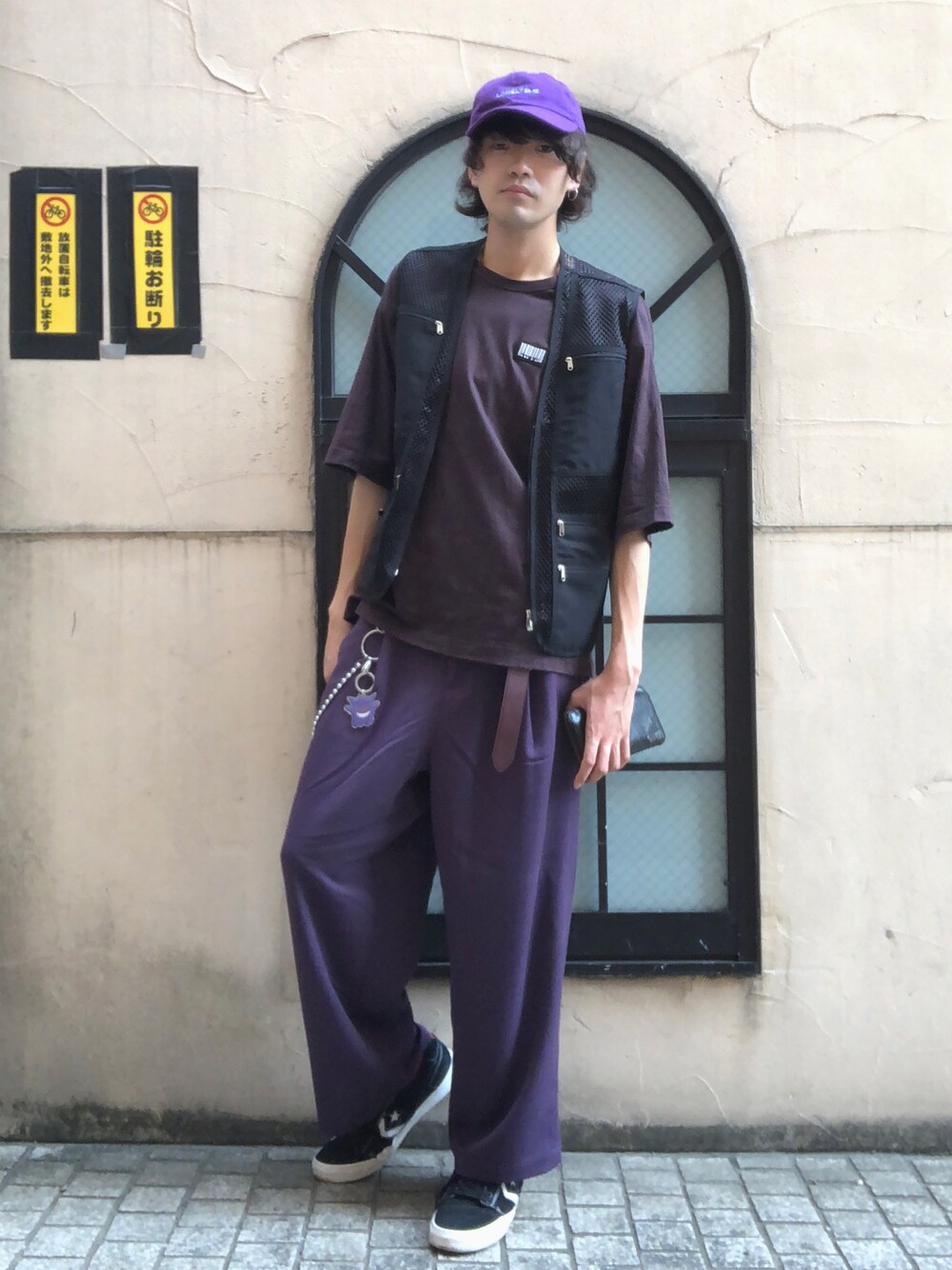 「夏、ootd、ワイドパンツ、converse、ベスト、ベスト×Tシャツ、キャップ、ウォレットチェーン、パープル、夏のワントーンコーデ」｜「SHAREEFのアイテム（Tシャツ/カットソー、ブラウン系）」を使った、Toppoさん（メンズ・180cm）の夏コーディネートの1枚目の写真