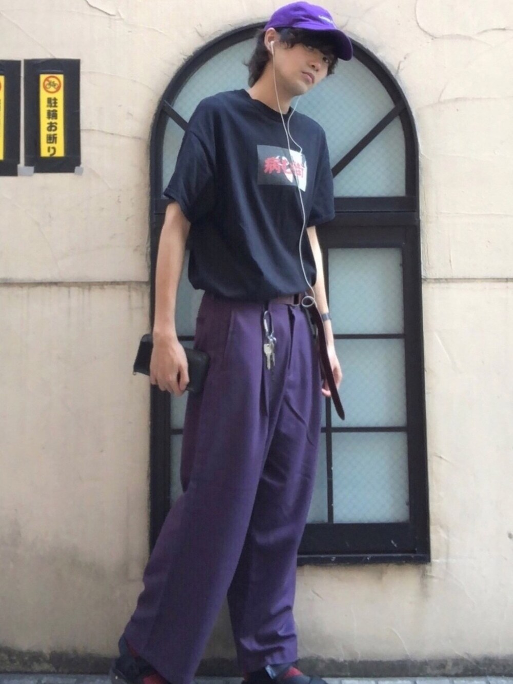 ブラック系のTシャツ/カットソー、パープル系のスラックス、ブラック系のサンダルを着用したメンズの夏コーディネートの1枚目の写真