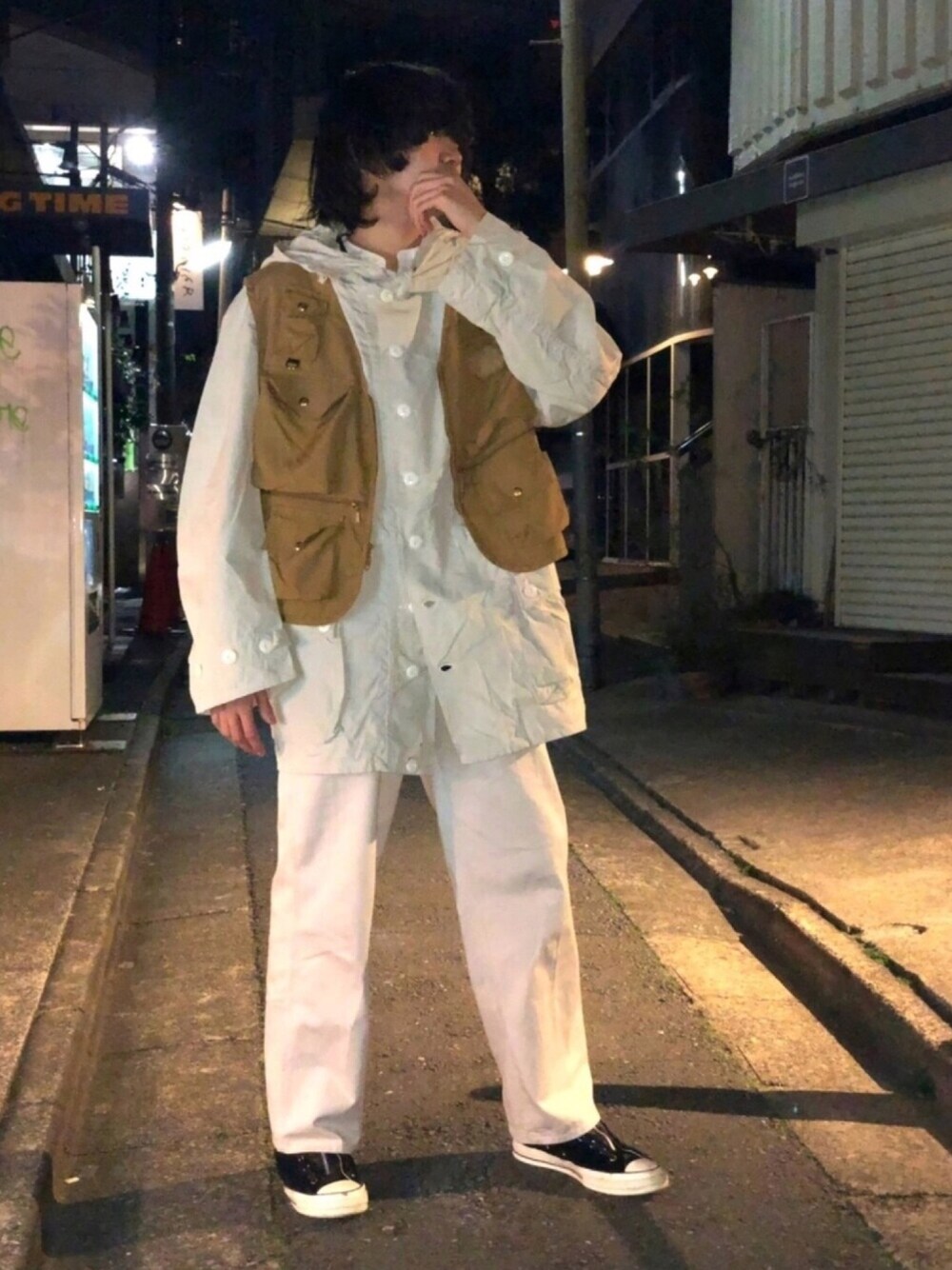 「春コーデ、ビッグシルエット、スラックス、スニーカー、おしゃれさんと繋がりたい、フィッシングベスト、ベスト、白、ワントーンコーデ、スノーパーカー」｜「USEDのアイテム（ベスト、ブラウン系）」を使った、Toppoさん（メンズ・180cm）の春コーディネートの1枚目の写真