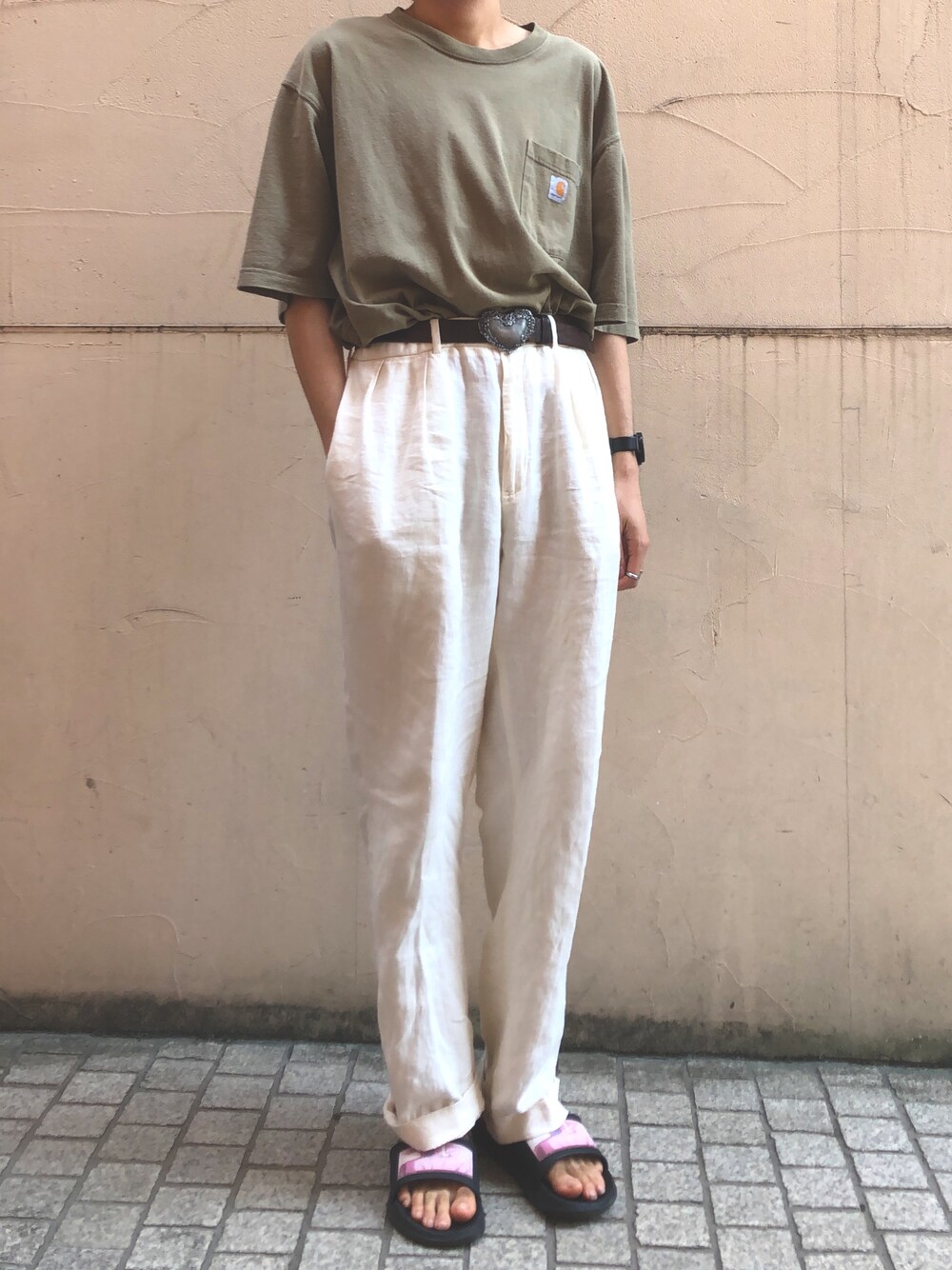 「シンプル、ビッグT、carhartt、Tシャツ、ポケットＴシャツ、リネン、リネンパンツ、サンダル、シャワーサンダル、タックイン」｜「LONELY/論理のLONELY論理　FUJUN ISEI KOUYU SPORT SANDAL（サンダル、ブラック系）」を使った、Toppoさん（メンズ・180cm）の夏コーディネートの1枚目の写真