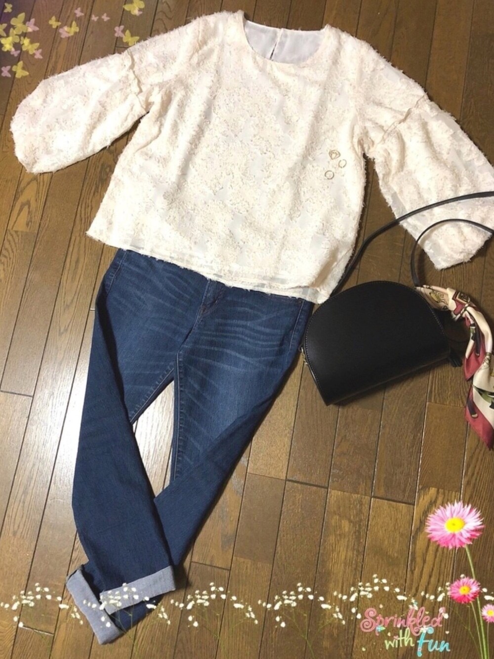 「春コーデ、シンプルコーデ、パンツスタイル、ホワイト、ボリューム袖、ブラウス、デニム、黒、ショルダーバック、スカーフ」｜「SHOO・LA・RUEのストレッチスキニーデニム（デニムパンツ、ブルー系）」を使った、Haru☺︎♡さん（レディース・157cm）の春コーディネートの1枚目の写真