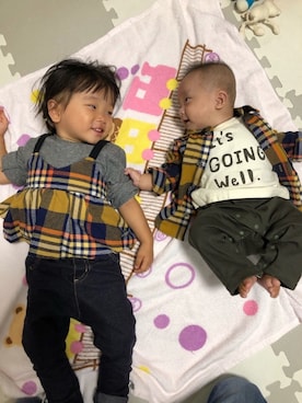 「BREEZE（ブリーズ）のチェックビスチェ付きTシャツ（Tシャツ/カットソー、イエロー系）」を使った、Tsumu-Homaさん（キッズ・90cm）の秋コーディネート