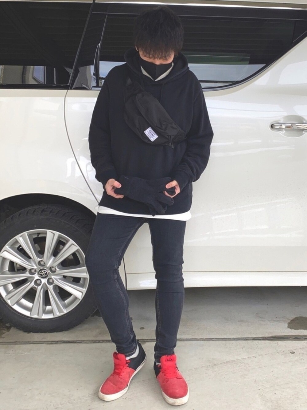 ブラック系のボディバッグ/ウエストポーチ、ホワイト系のTシャツ/カットソー、ブラック系のパーカーを着用したメンズの冬コーディネートの1枚目の写真