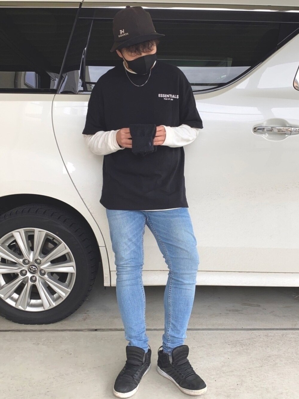 ブラック系のTシャツ/カットソー、ホワイト系のTシャツ/カットソー、ブルー系のデニムパンツを着用したメンズの冬コーディネートの1枚目の写真