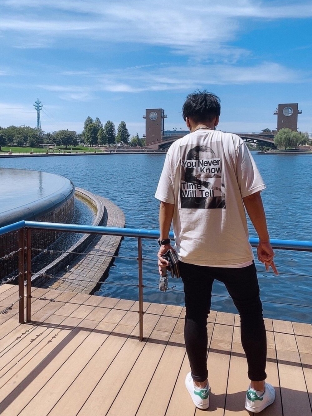 ホワイト系のTシャツ/カットソー、ホワイト系のタンクトップ、ブラック系のデニムパンツを着用したメンズの夏コーディネートの1枚目の写真