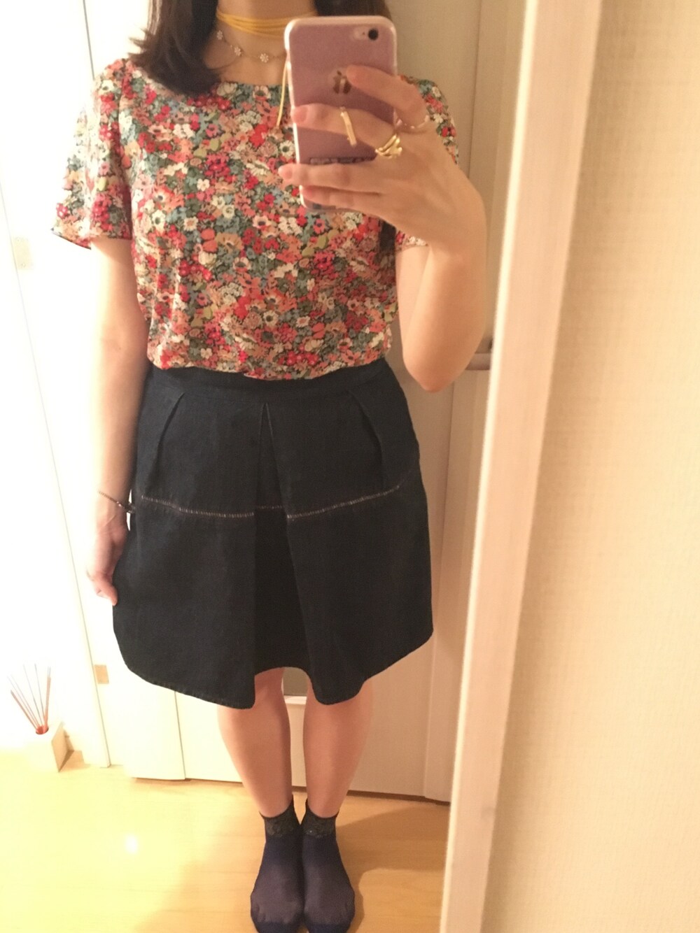 「夏コーデ、リボンチョーカー、デニムスカート」｜「MACKINTOSH PHILOSOPHYのアイテム（シャツ/ブラウス、レッド系）」を使った、meruさん（レディース・160cm）の夏コーディネートの1枚目の写真