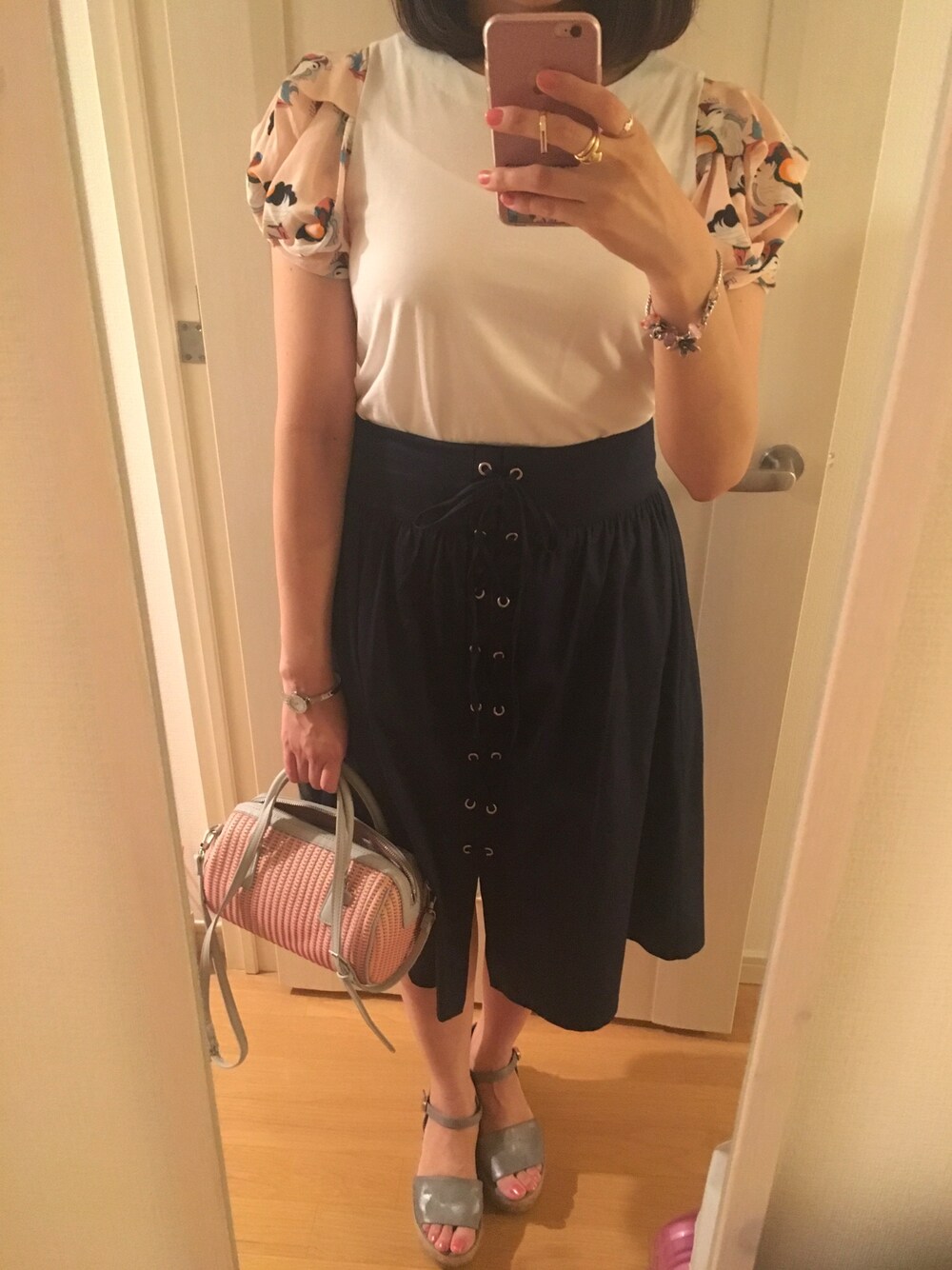 「夏コーデ、ZARA、プチプラ、夏、ハイウエスト、休日コーデ、白、大人コーデ、おしゃれさんと繋がりたい」｜「ZARAのアイテム（スカート、ブルー系）」を使った、meruさん（レディース・160cm）の夏コーディネートの1枚目の写真
