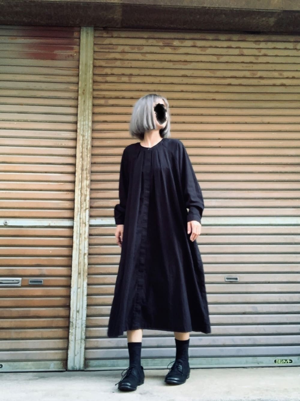 「ブラックコーデ、オールブラック、ワンピース、ゆるゆる、シンプル、おしゃれさんと繋がりたい」｜「no brandのアイテム（ワンピース、ブラック系）」を使った、ふけみんさん（レディース・154cm）の秋コーディネートの1枚目の写真