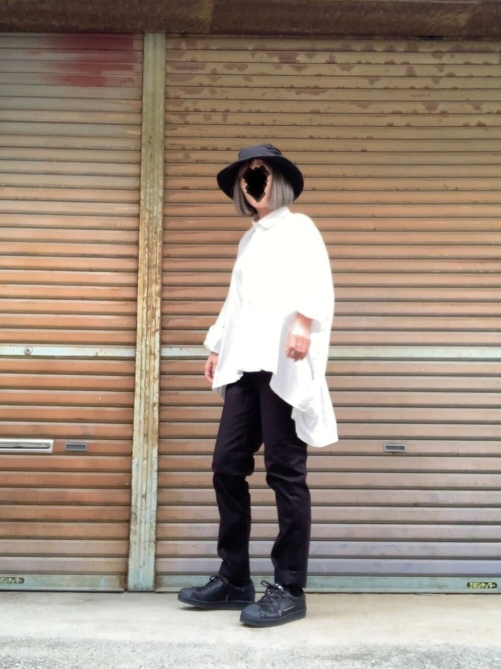 「ブラック×ホワイト、ビッグシャツ、スリムパンツ、スーパースター、スニーカー、Y's、45R、Y-3」｜「Y'sのリヨセルラミーナチュラルローン くしゅくしゅハット（ハット、ブラック系）」を使った、ふけみんさん（レディース・154cm）の春コーディネートの1枚目の写真