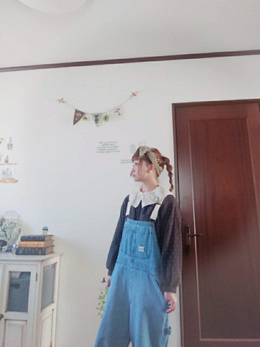 ブルー系のサロペット/オーバーオール、ブラック系のトップス、ホワイト系のTシャツ/カットソーを着用したレディースの冬コーディネートの1枚目の写真