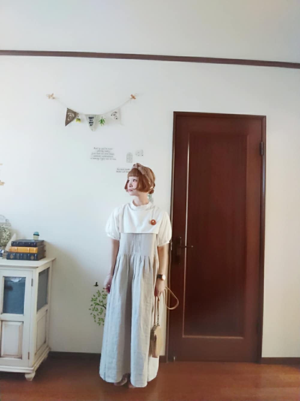 ホワイト系のシャツ/ブラウス、ホワイト系のTシャツ/カットソー、ベージュ系のワンピースを着用したレディースの夏コーディネートの1枚目の写真