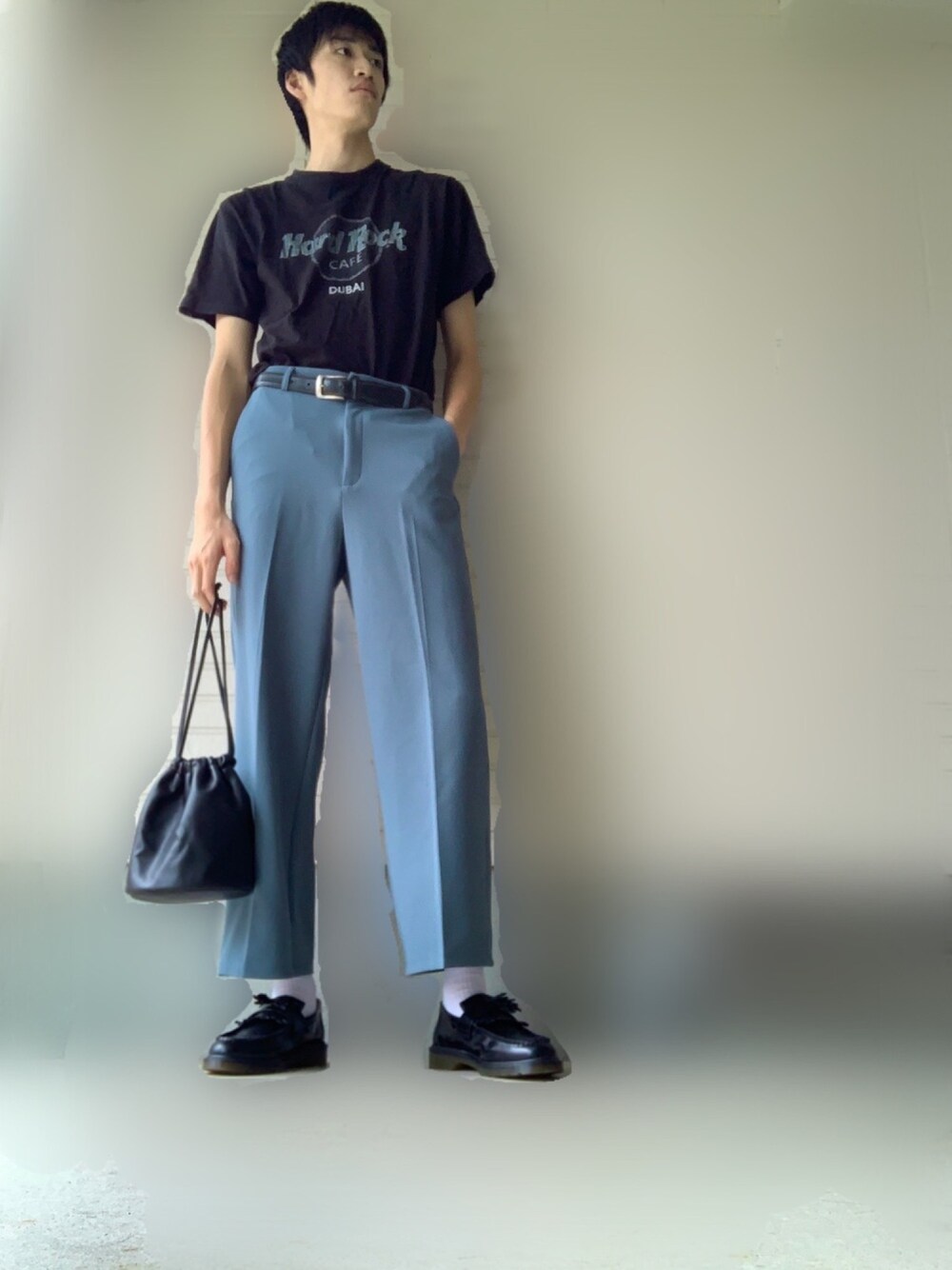 「韓国コーデ、Hard rock cafe、Dr.Martens、カラーパンツ」｜「古着のアイテム（スラックス、ブルー系）」を使った、意味深さん（メンズ・186cm）の夏コーディネートの1枚目の写真