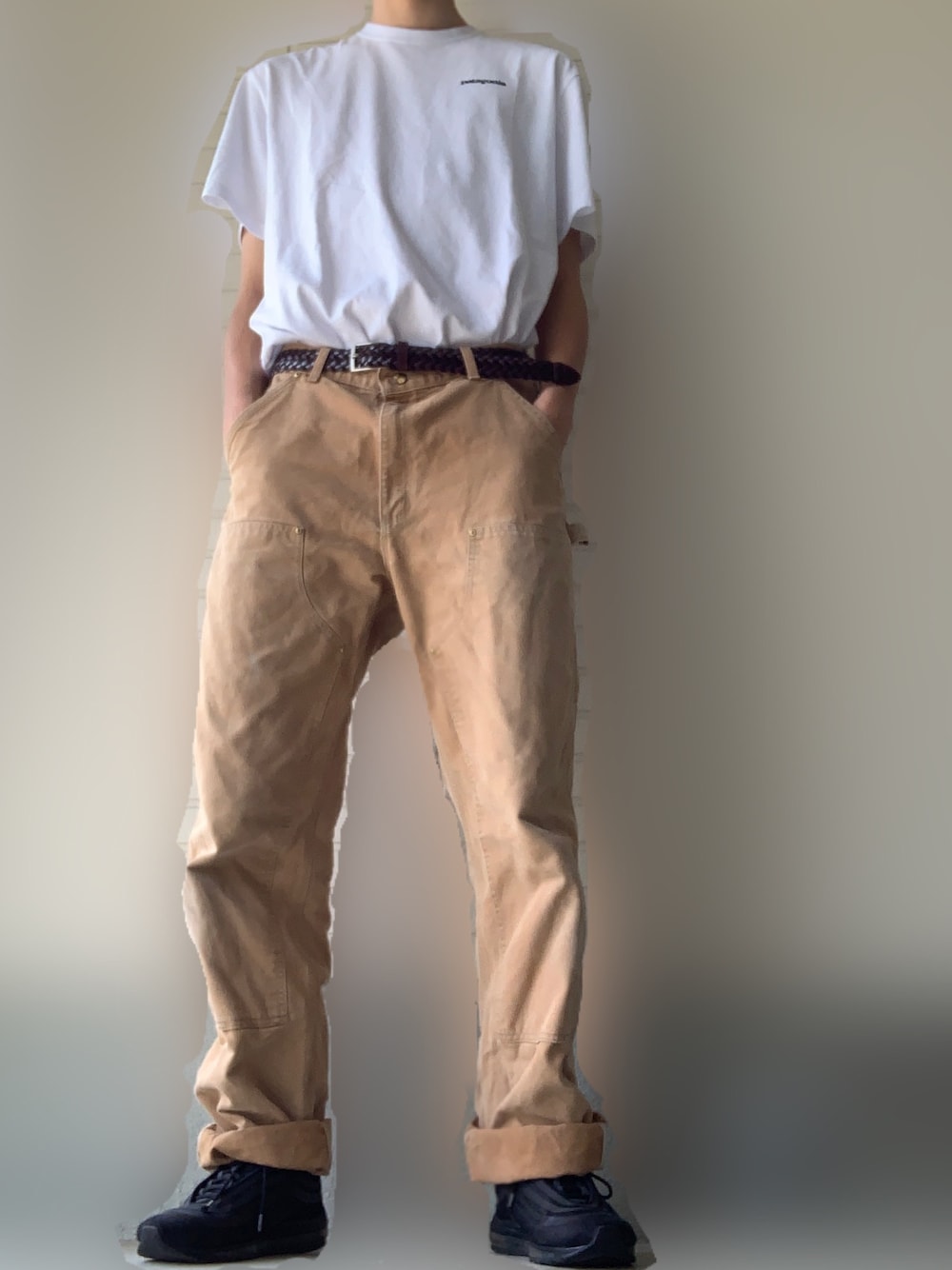 ベージュ系のその他パンツ、ホワイト系のTシャツ/カットソー、ブラック系のスニーカーを着用したメンズの夏コーディネートの1枚目の写真