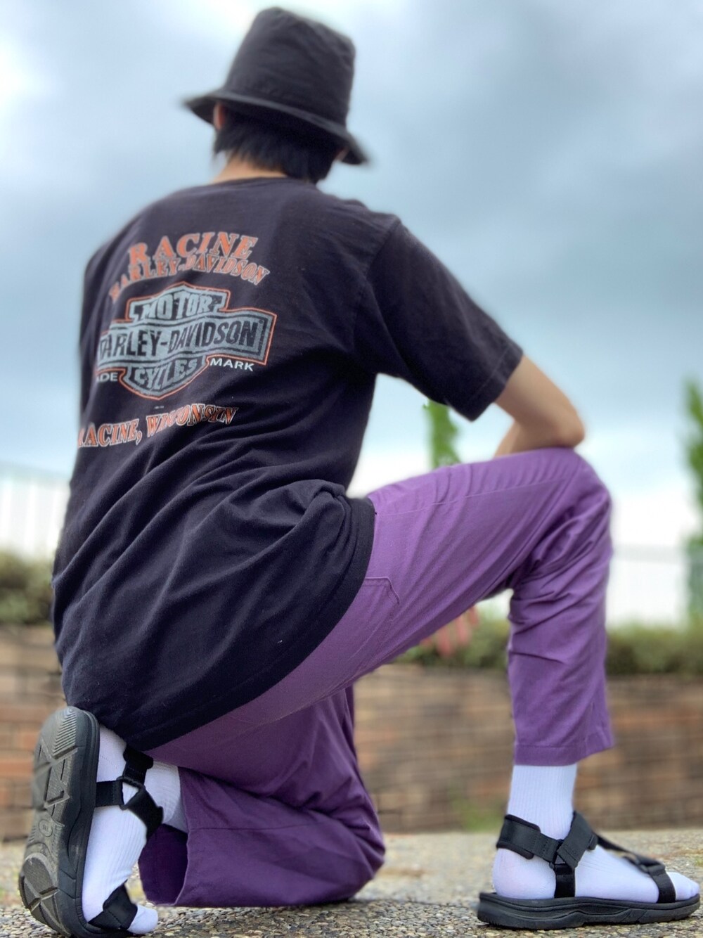 ブラック系のTシャツ/カットソー、パープル系のパンツ、ブラック系のサンダルを着用したメンズの秋コーディネートの1枚目の写真