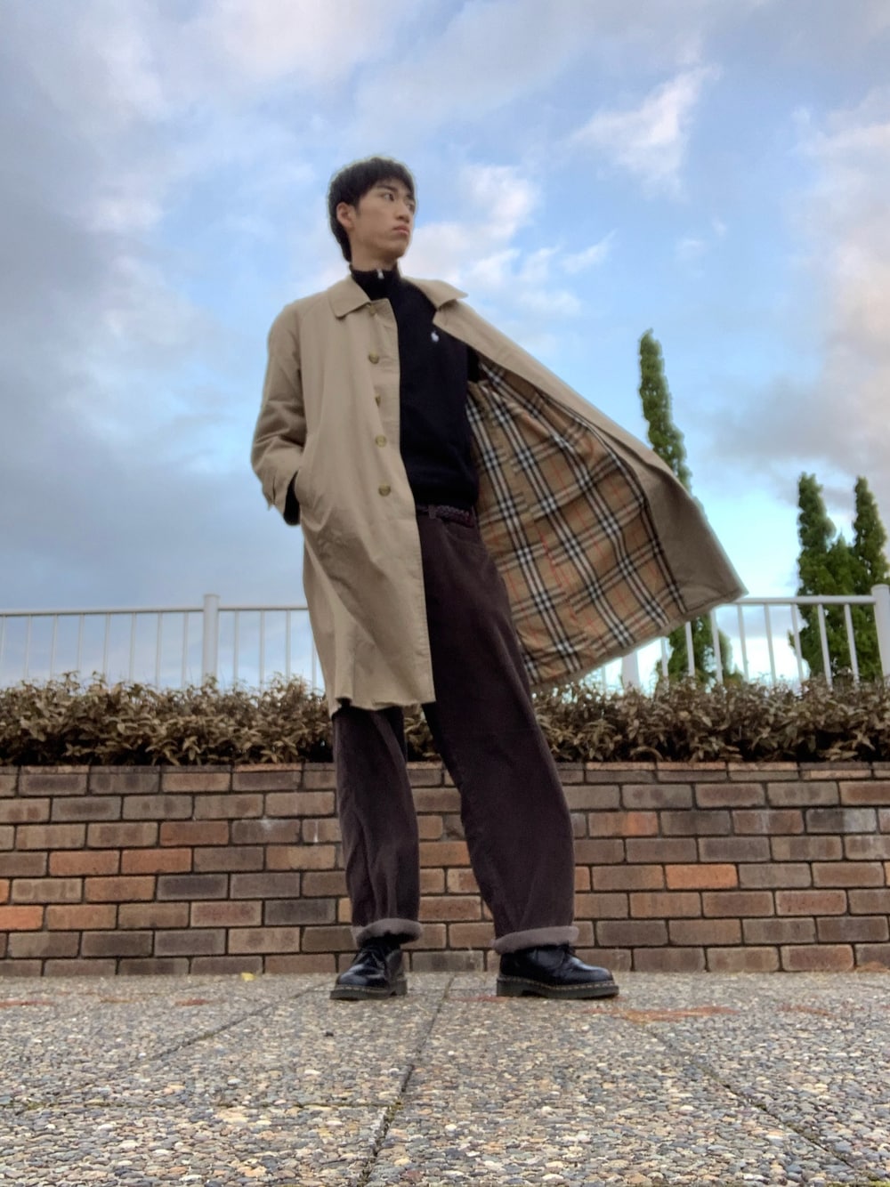「秋のコーデ、秋コーデ、ステンカラーコート、古着、古着好きな人と繋がりたい」｜「BURBERRYのアイテム（ステンカラーコート、ベージュ系）」を使った、意味深さん（メンズ・186cm）の秋コーディネートの1枚目の写真