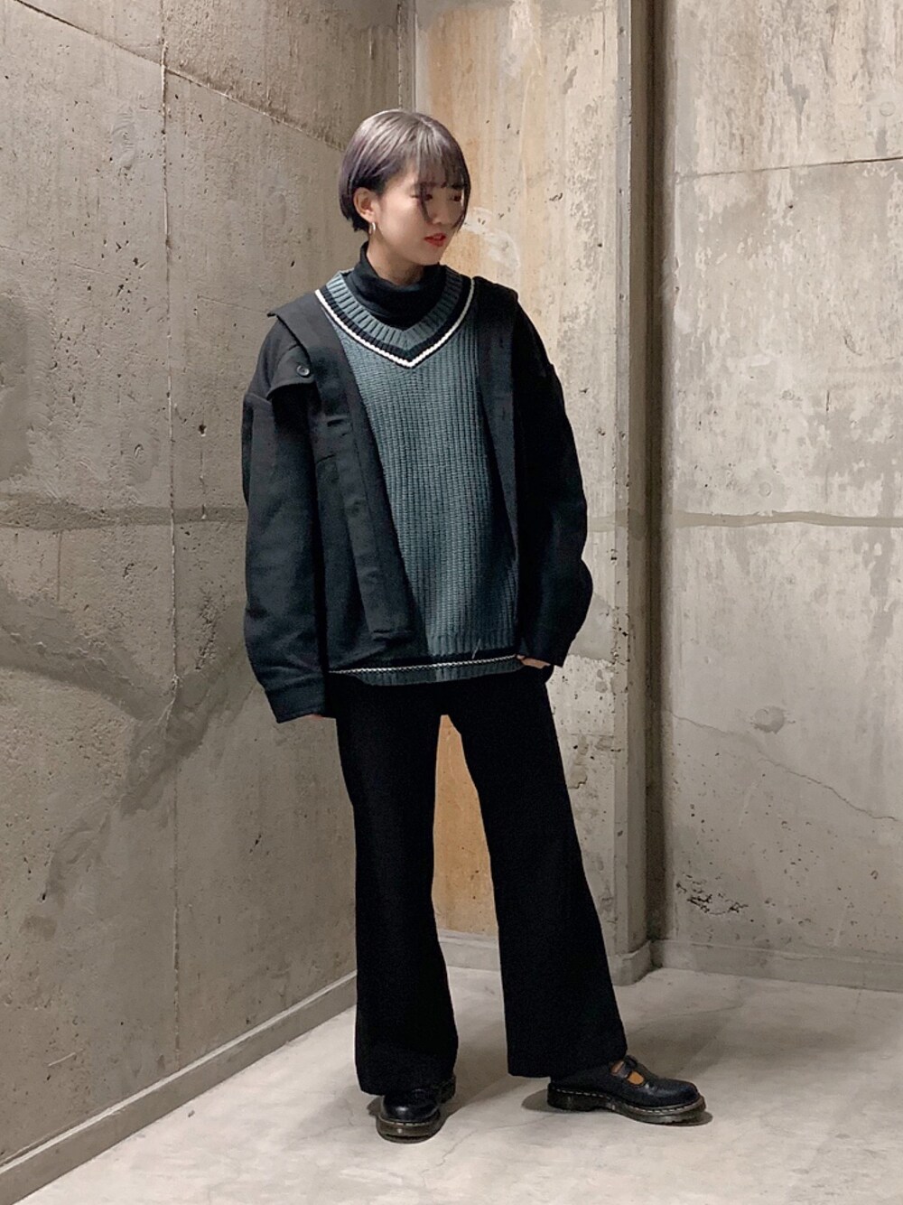 「Junred、shopstaff、年末WEAR感謝祭、ブラックコーデ、おしゃれさんと繋がりたい、ニット、オーバーサイズ、ジェンダーレス、ジェンダーレス女子」｜「JUNREDのチルデンＶネックニット（ニット/セーター、ブラック系）」を使った、shioriさん（レディース・164cm）の冬コーディネートの1枚目の写真