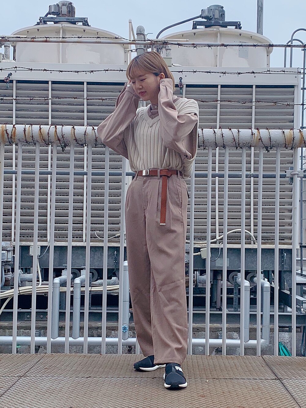 「ベスト、ワントーンコーデ、ベージュコーデ、古着MIX、おしゃれさんと繋がりたい、古着コーデ、Junred、ジェンダーレス、ジェンダーレス女子」｜「JUNREDのバンドカラーＢＩＧシャツ（シャツ/ブラウス、ベージュ系）」を使った、shioriさん（レディース・164cm）の春コーディネートの1枚目の写真
