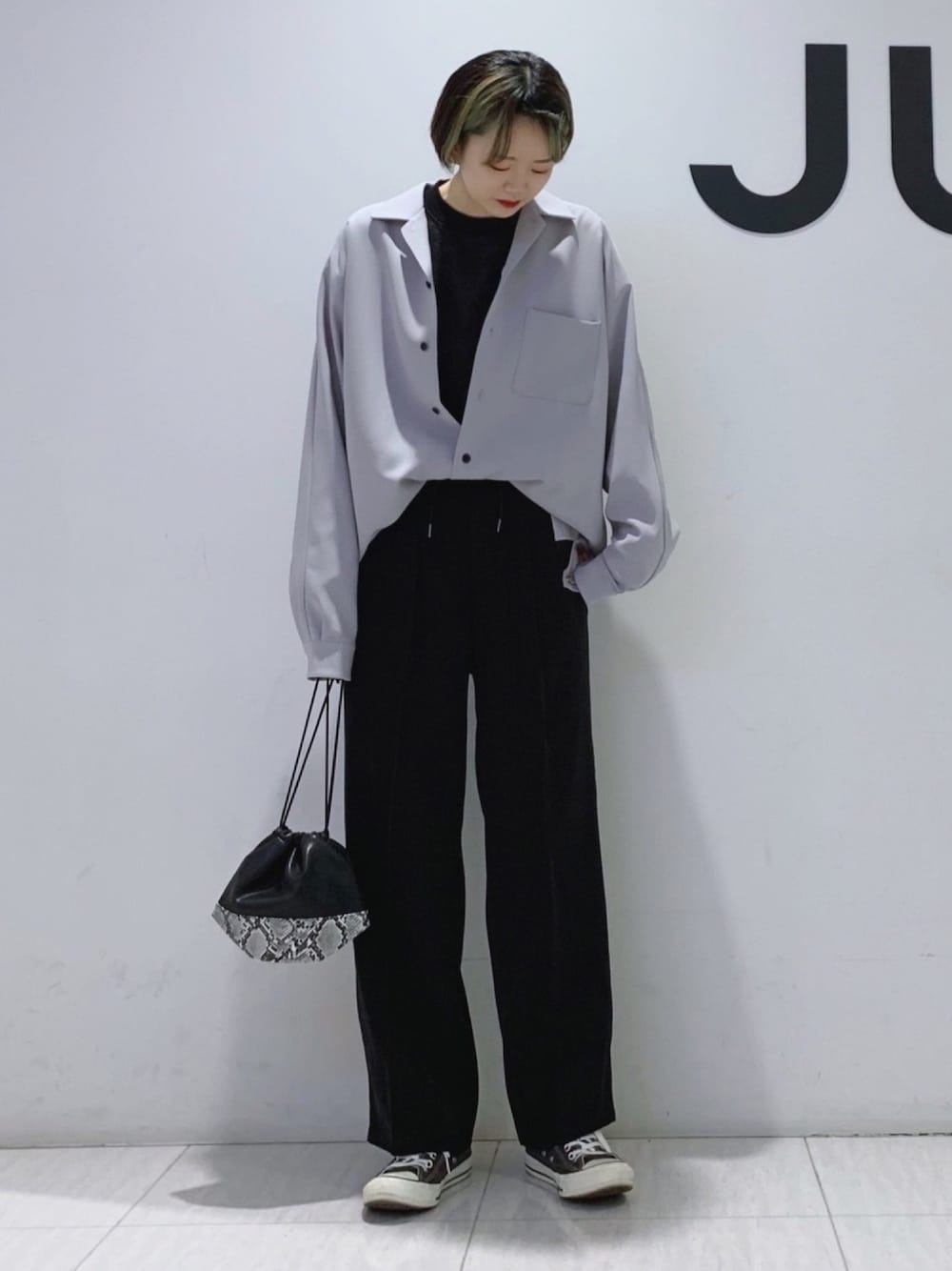 「モード、春コーデ、ブラック、Junred、ビッグシルエット、ootd、巾着バッグ、春、今日のコーデ、シャツスタイル」｜「JUNREDのスムースタッチドルマンシャツ（シャツ/ブラウス、ブルー系）」を使った、shioriさん（レディース・164cm）の春コーディネートの1枚目の写真