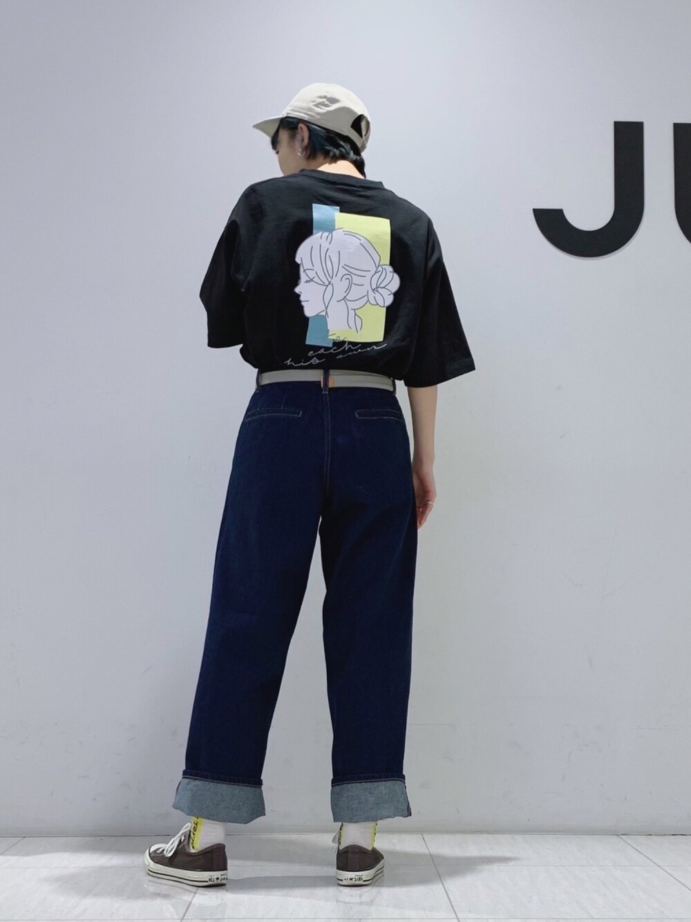 「メンズライク、Junred、キャップ、ストリート、プチプラ、デニムパンツ、コンバース、カジュアルコーデ、ラクチンコーデ、古着MIX」｜「JUNREDのガールズグラフィックTEE（Tシャツ/カットソー、ブラック系）」を使った、shioriさん（レディース・164cm）の春コーディネートの1枚目の写真