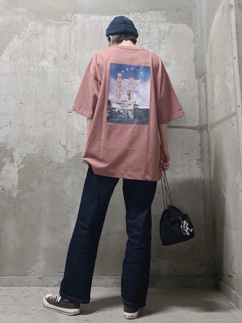 「ビックシルエット、ストリート、プチプラ、ラフ、ゆるコーデ、デニムパンツ、スニーカー、Junred、リラックススタイル、ロゴT」｜「JUNREDのMOTELグラフィックTEE（Tシャツ/カットソー、レッド系）」を使った、shioriさん（レディース・164cm）の春コーディネートの1枚目の写真
