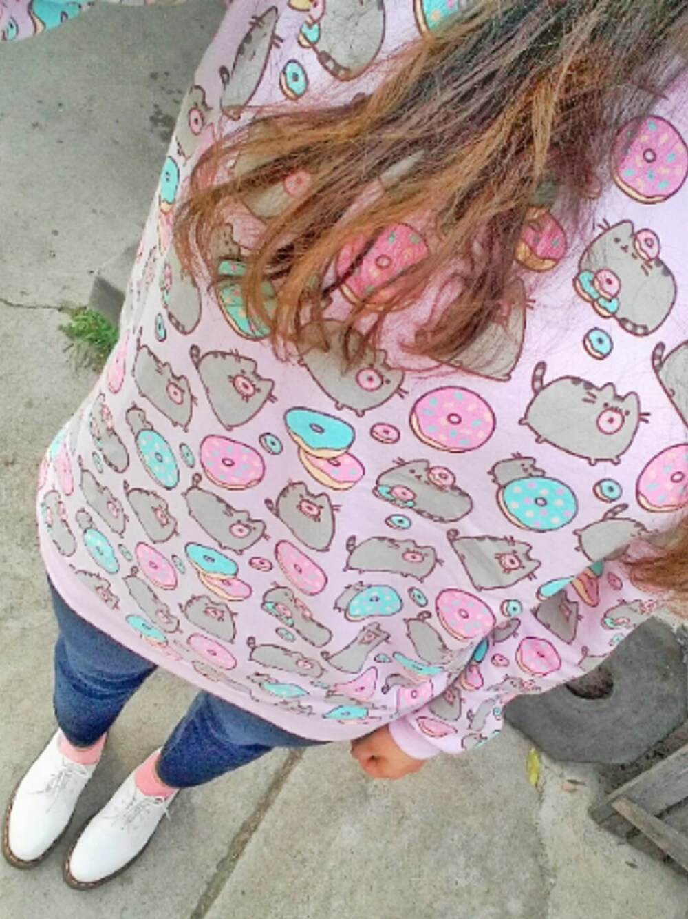「＃デニム、pink、Pusheen、Cute、everydaystyle、simple、minimal」｜「Dr martensのアイテム（ブーツ、ホワイト系）」を使った、demtweeさん（レディース・173cm）の冬コーディネートの1枚目の写真