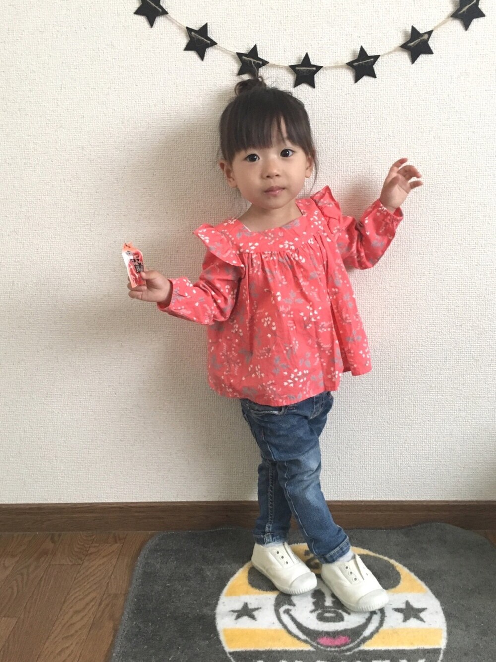 「娘、娘コーデ、2歳2ヶ月、ブラウス、花柄、フリル」｜「babyGAPのアイテム（シャツ/ブラウス、オレンジ系）」を使った、haru.mii.ariさん（キッズ・80cm）の夏コーディネートの1枚目の写真