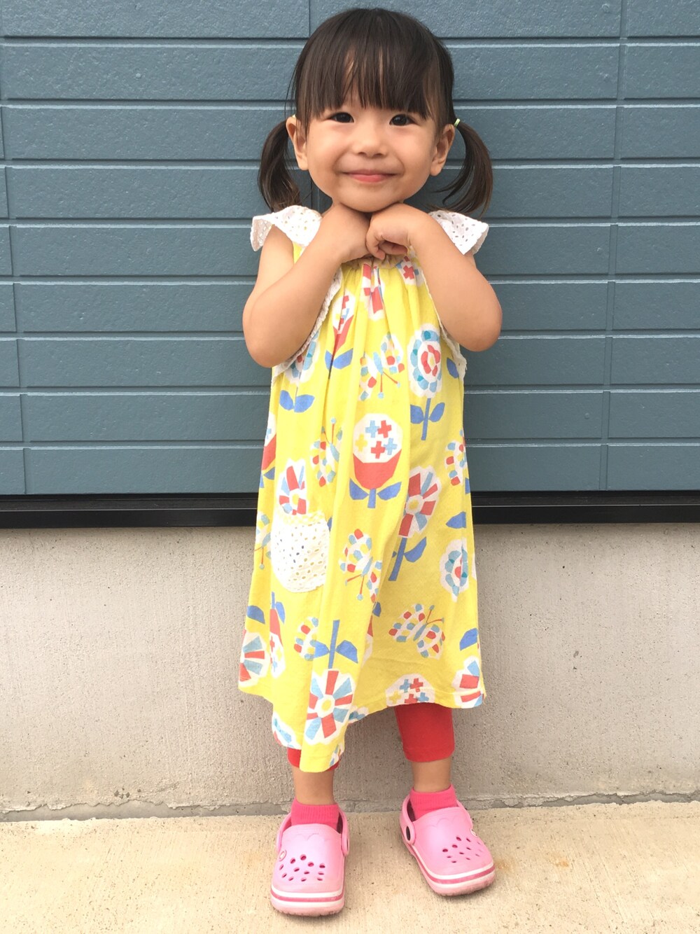 「夏コーデ、夏祭り、おんなのこ、おんなのこコーデ、女の子、娘」｜「Petit jamの花とチョウチョプリントワンピース（ワンピース、イエロー系）」を使った、haru.mii.ariさん（キッズ・80cm）の夏コーディネートの1枚目の写真