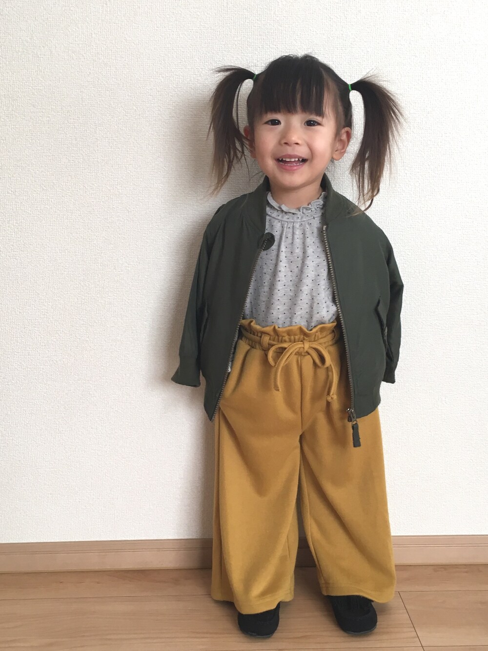 「シンプルコーデ、おんなのこ、kids、ootd、西松屋、バースデイ、2歳、女の子コーデ、からし色」｜「3can4onのスムースフリルハイネックTシャツ（Tシャツ/カットソー、グレー系）」を使った、haru.mii.ariさん（キッズ・90cm）の冬コーディネートの1枚目の写真