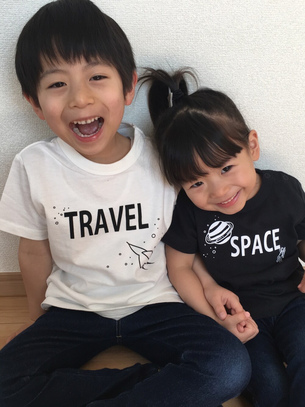 「ネット限定、ブリーズ、エフオーオンラインストア(F.O.Online Store)、エフオーキッズ、兄妹、兄妹コーデ、兄妹リンクコーデ、Tシャツ、キッズコーデ、シンプルコーデ」｜「BREEZEのネット限定おそろい半袖Tシャツ（Tシャツ/カットソー、ホワイト系）」を使った、haru.mii.ariさん（キッズ・90cm）の春コーディネートの1枚目の写真