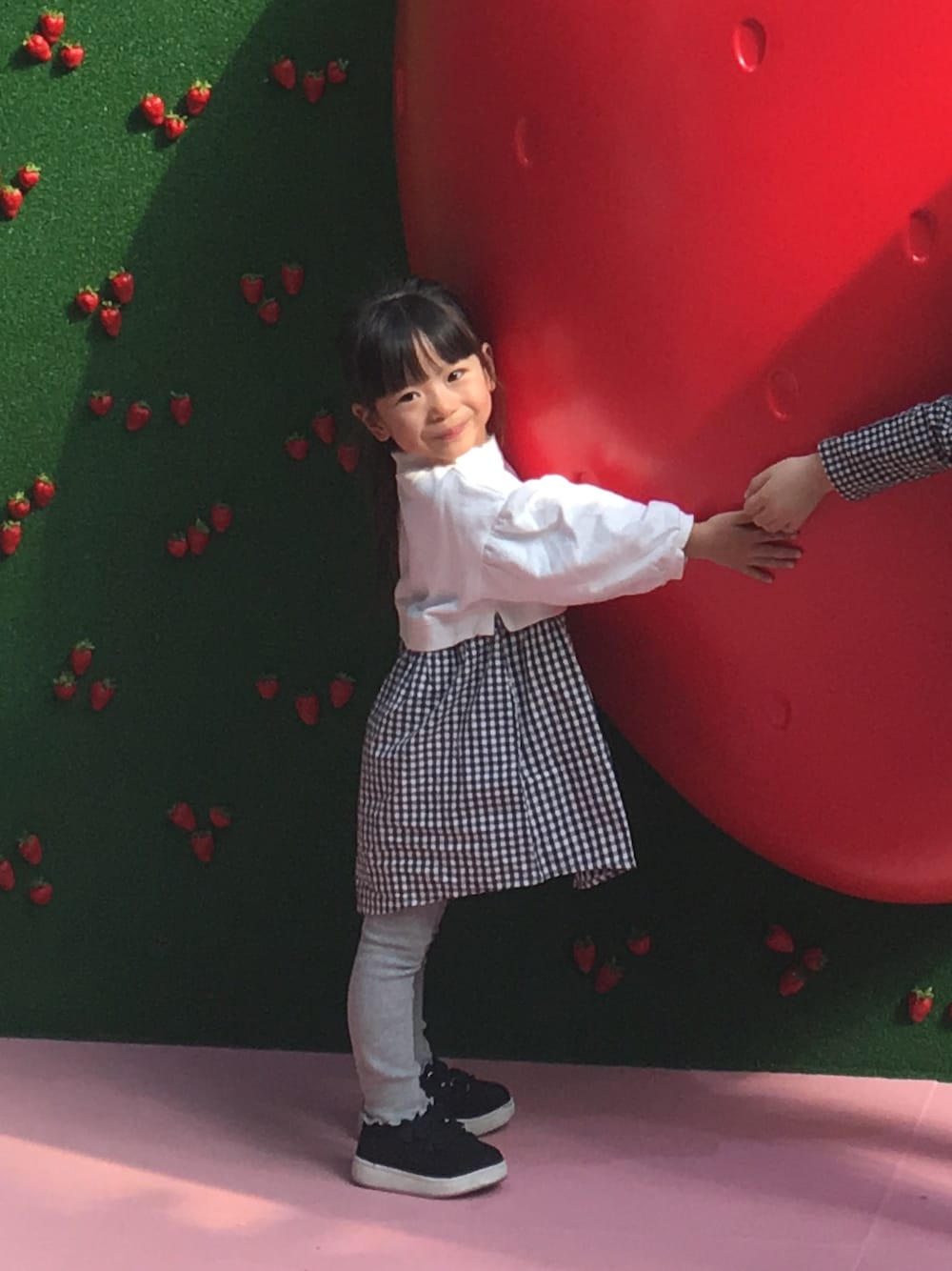 「レイヤードstyle、3歳、apreslescours、サンリオピューロランド、キッズコーデ、キッズファッション、ギンガムチェック」｜「apres les coursのファー付き2WAYベロクロスニーカー（スニーカー、ブラック系）」を使った、haru.mii.ariさん（キッズ・90cm）の冬コーディネートの1枚目の写真