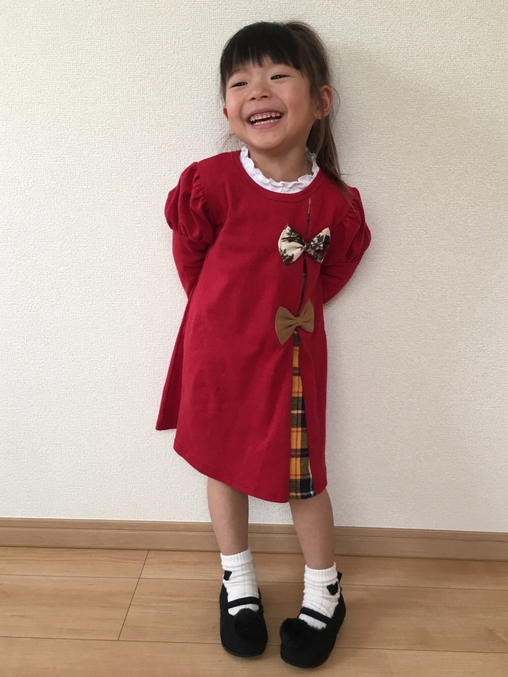 「おんなのこ、キッズ、ワンピース、韓国子供服、韓国子供服bee、bee、リボン、3歳」｜「3can4onのハイネックプルオーバー（Tシャツ/カットソー、ホワイト系）」を使った、haru.mii.ariさん（キッズ・90cm）の春コーディネートの1枚目の写真