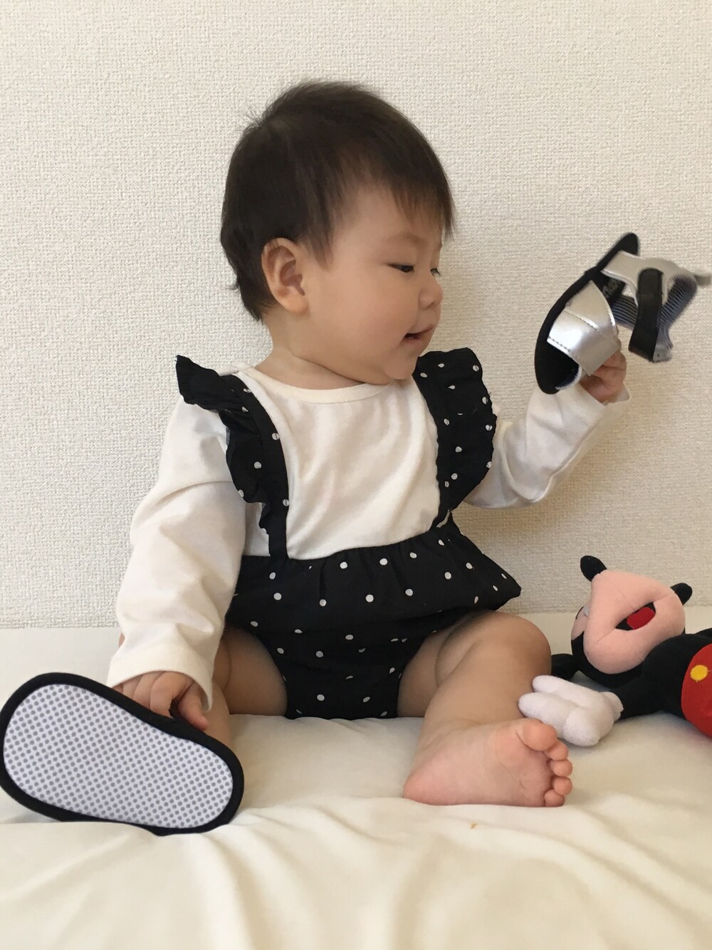 ブラック系のロンパースを着用したキッズの春コーディネートの1枚目の写真