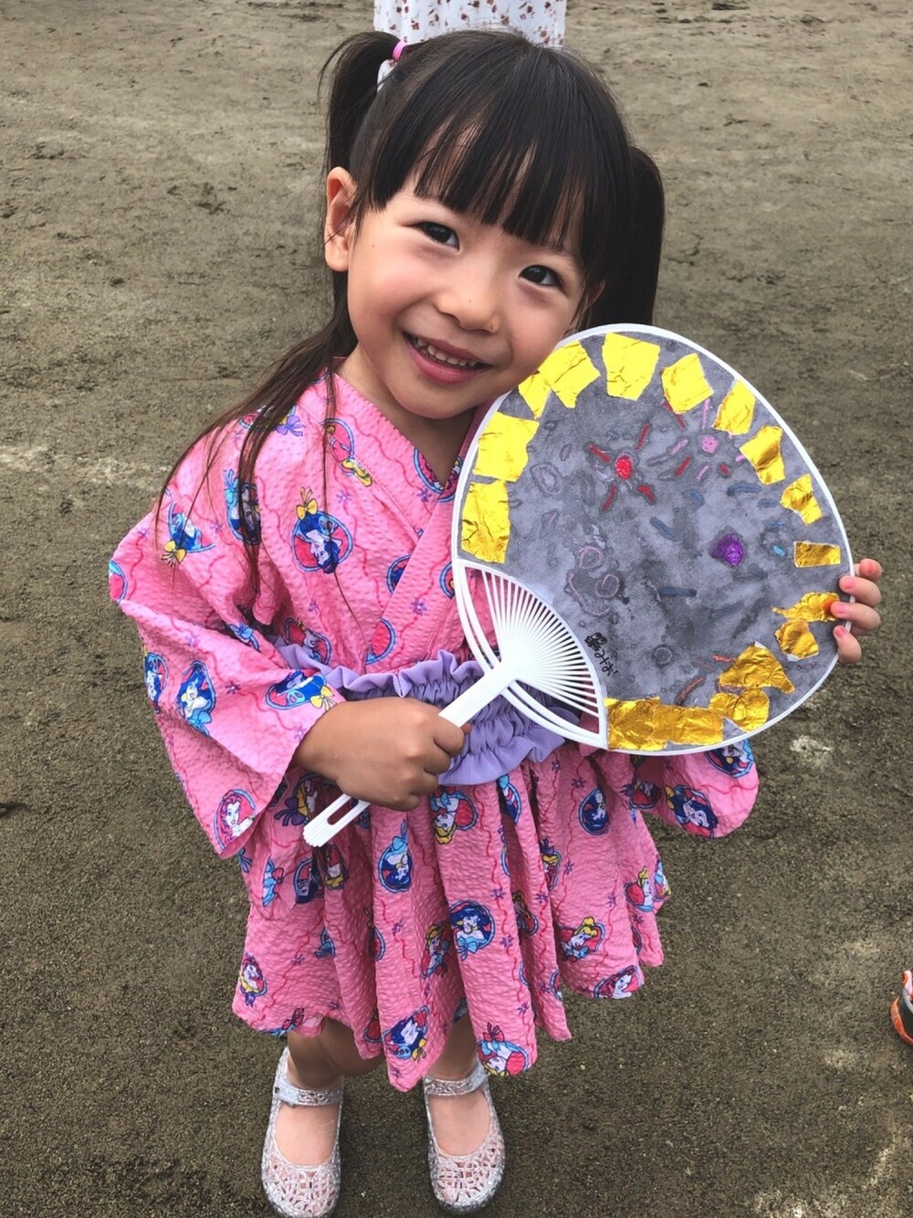「夏祭り、浴衣、ディズニー、プリンセス、ピンク、4歳、女の子、おんなのこ、おんなのこコーデ、年中」｜「Ampersandのきらきらラバーサンダル（サンダル、シルバー系）」を使った、haru.mii.ariさん（キッズ・100cm）の夏コーディネートの1枚目の写真