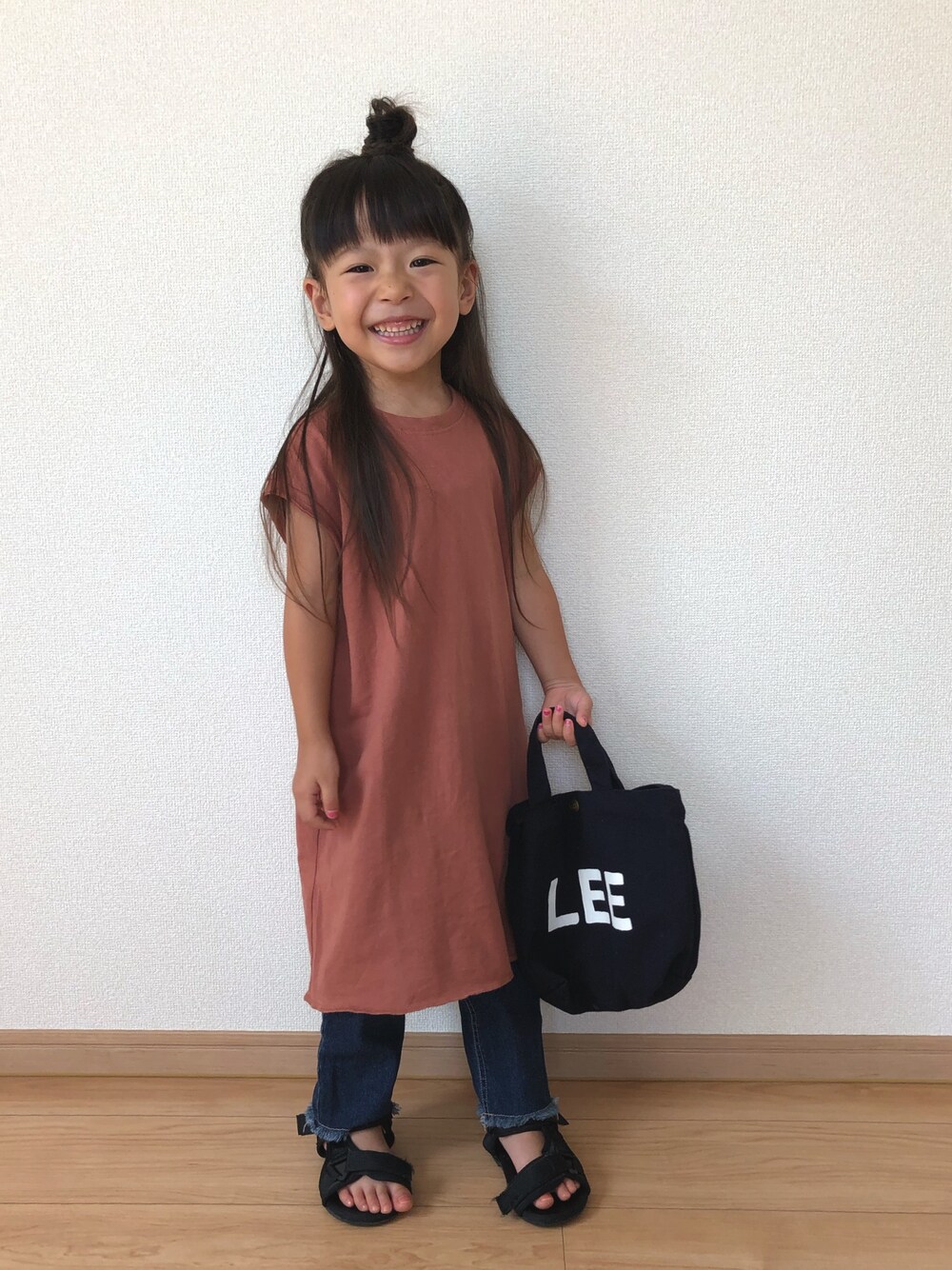 「プチプラコーデ、ootd、夏、4歳、ワンピース、秋先取りコーデ、女の子、おんなのこコーデ、フリンジデニム、キッズファッション」｜「apres les coursのLEE　キャンバスバッグ小（ショルダーバッグ、ブルー系）」を使った、haru.mii.ariさん（キッズ・100cm）の夏コーディネートの1枚目の写真